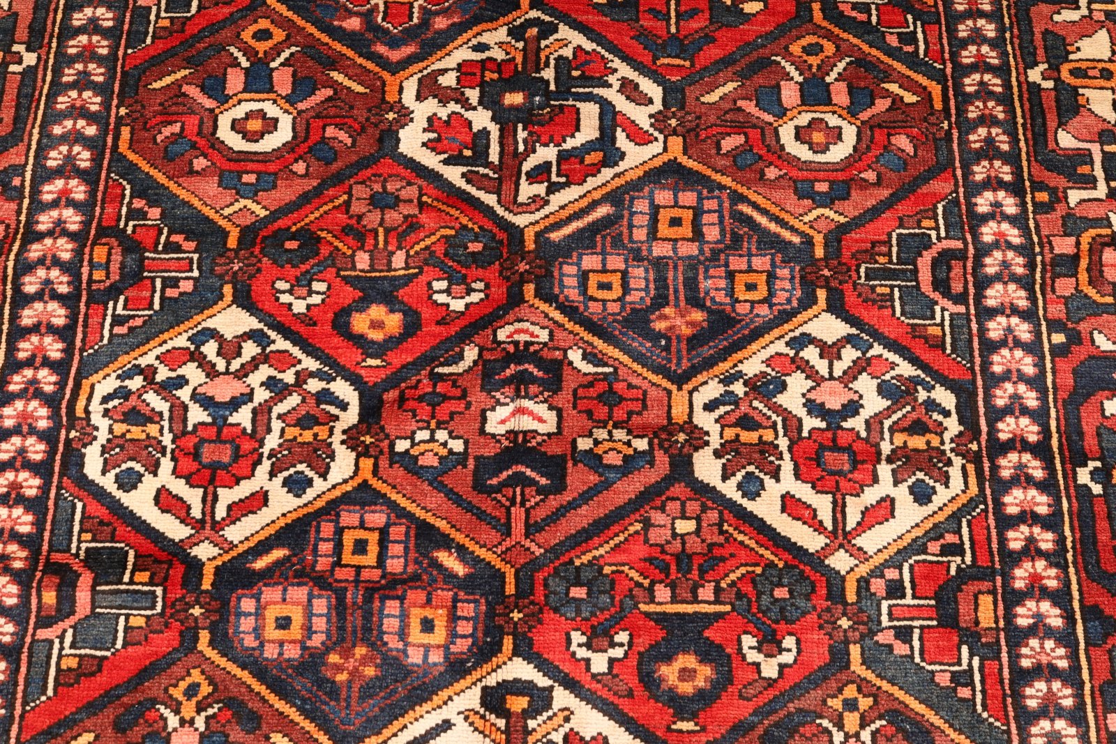 Bakhtiari Perserteppich 302 × 160 cm aus Wolle, handgeknüpft