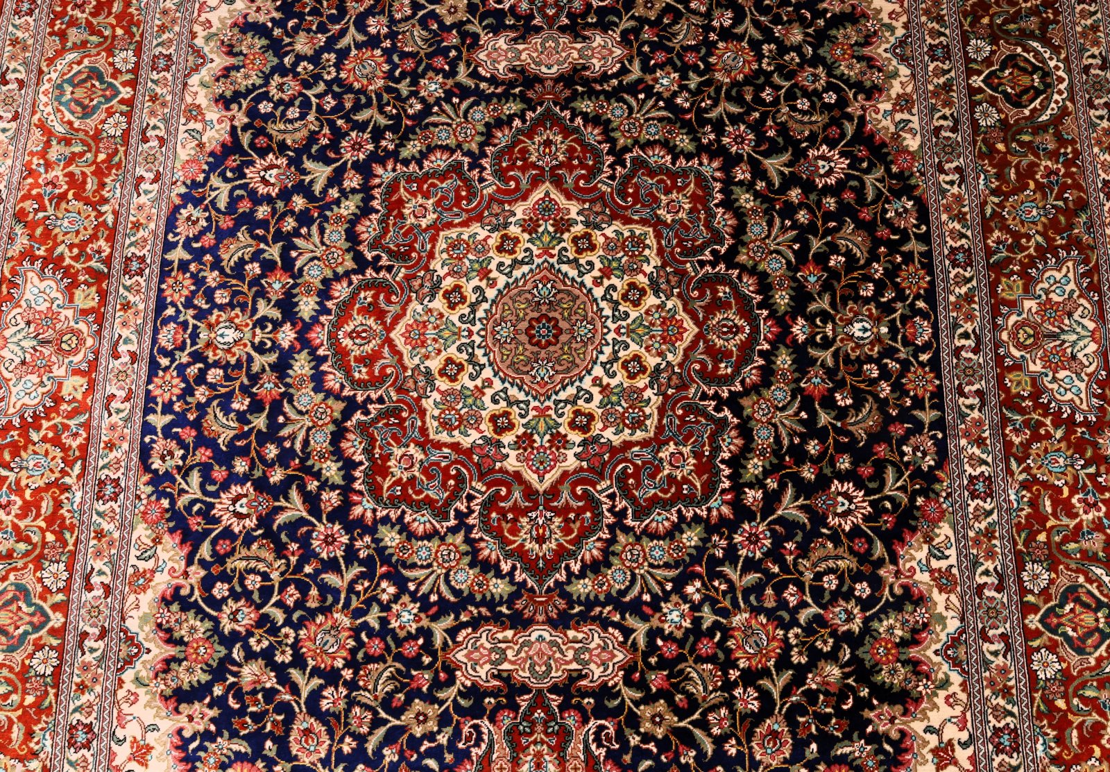 Handgeknüpfter Ghom Perserteppich, 154 × 102 cm, Seide