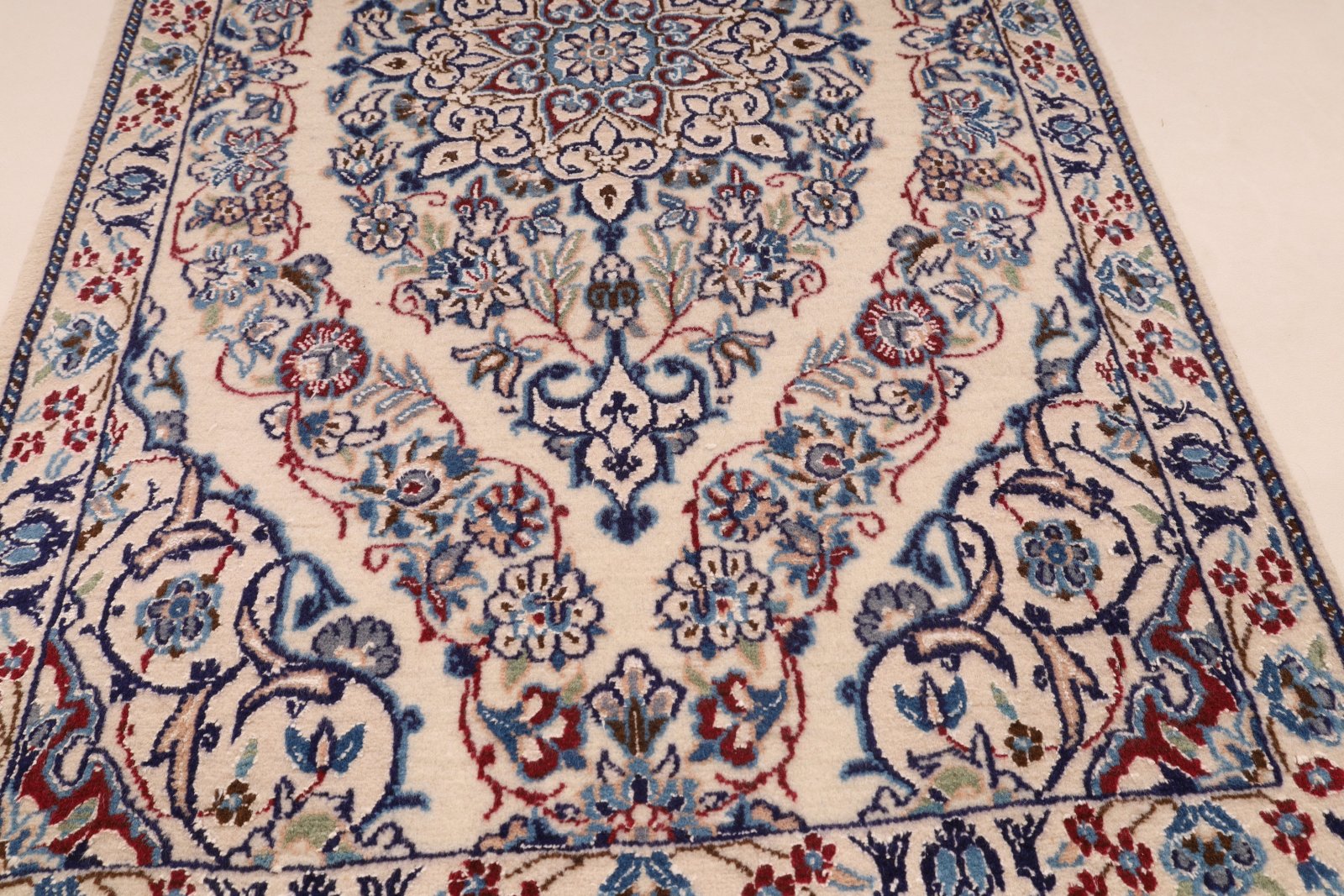 perserteppich-nain-202-x-65-cm-wolle-und-seide-handgeknuepft-9 Handgeknüpfter Nain Perserteppich, 202 × 65 cm, Wolle & Seide