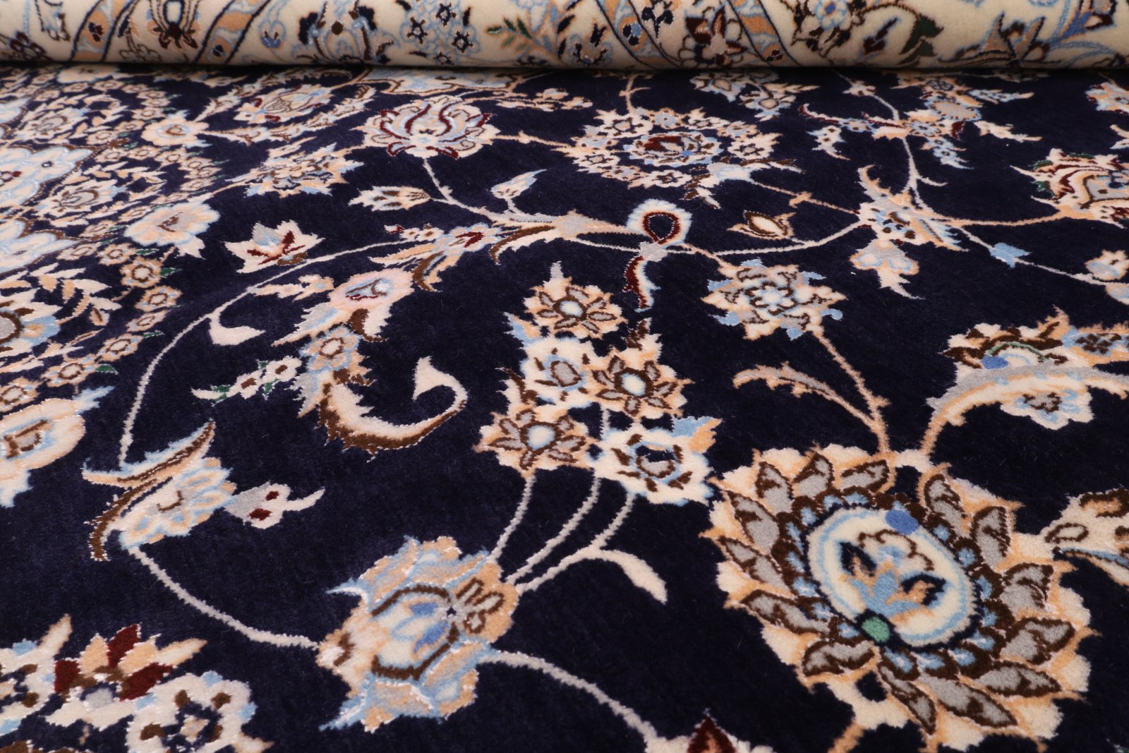perserteppich-378-x-257-cm-wolle-seide-handgeknuepft-7 Nain Perserteppich aus Iran, 378 × 257 cm