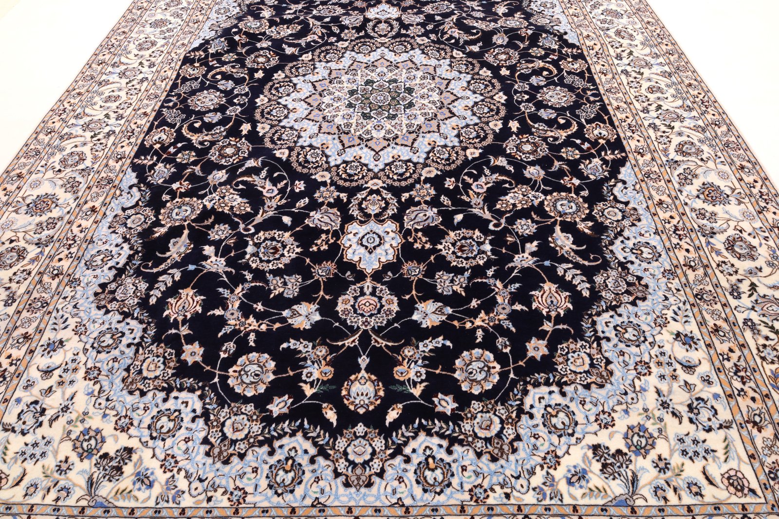 perserteppich-378-x-257-cm-wolle-seide-handgeknuepft-9 Nain Perserteppich aus Iran, 378 × 257 cm