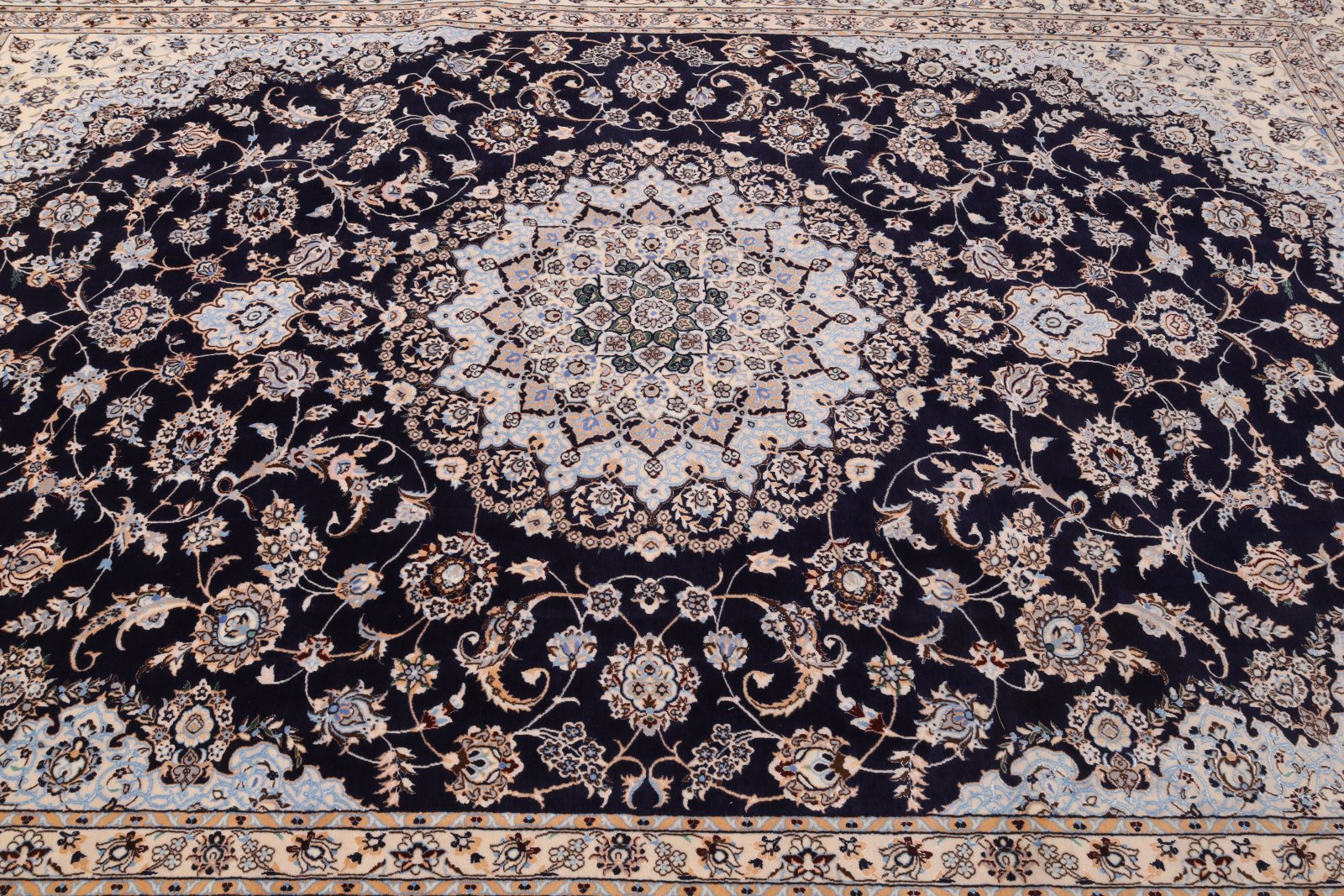 perserteppich-378-x-257-cm-wolle-seide-handgeknuepft-10 Nain Perserteppich aus Iran, 378 × 257 cm