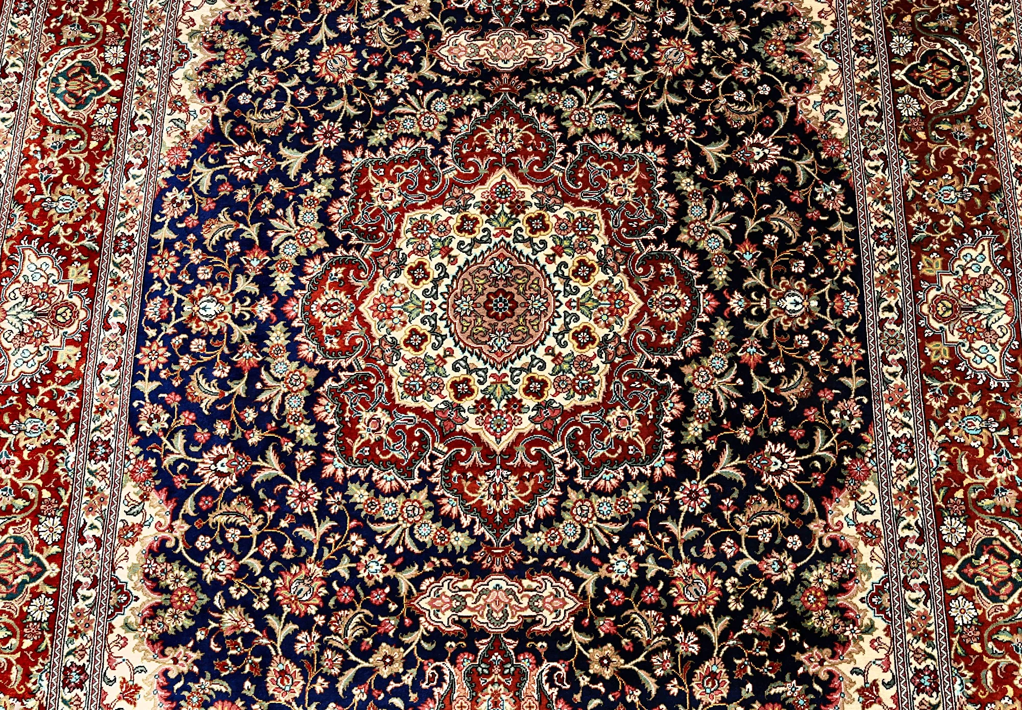 Ghom Perserteppich 154 × 102 cm aus Seide, handgeknüpft