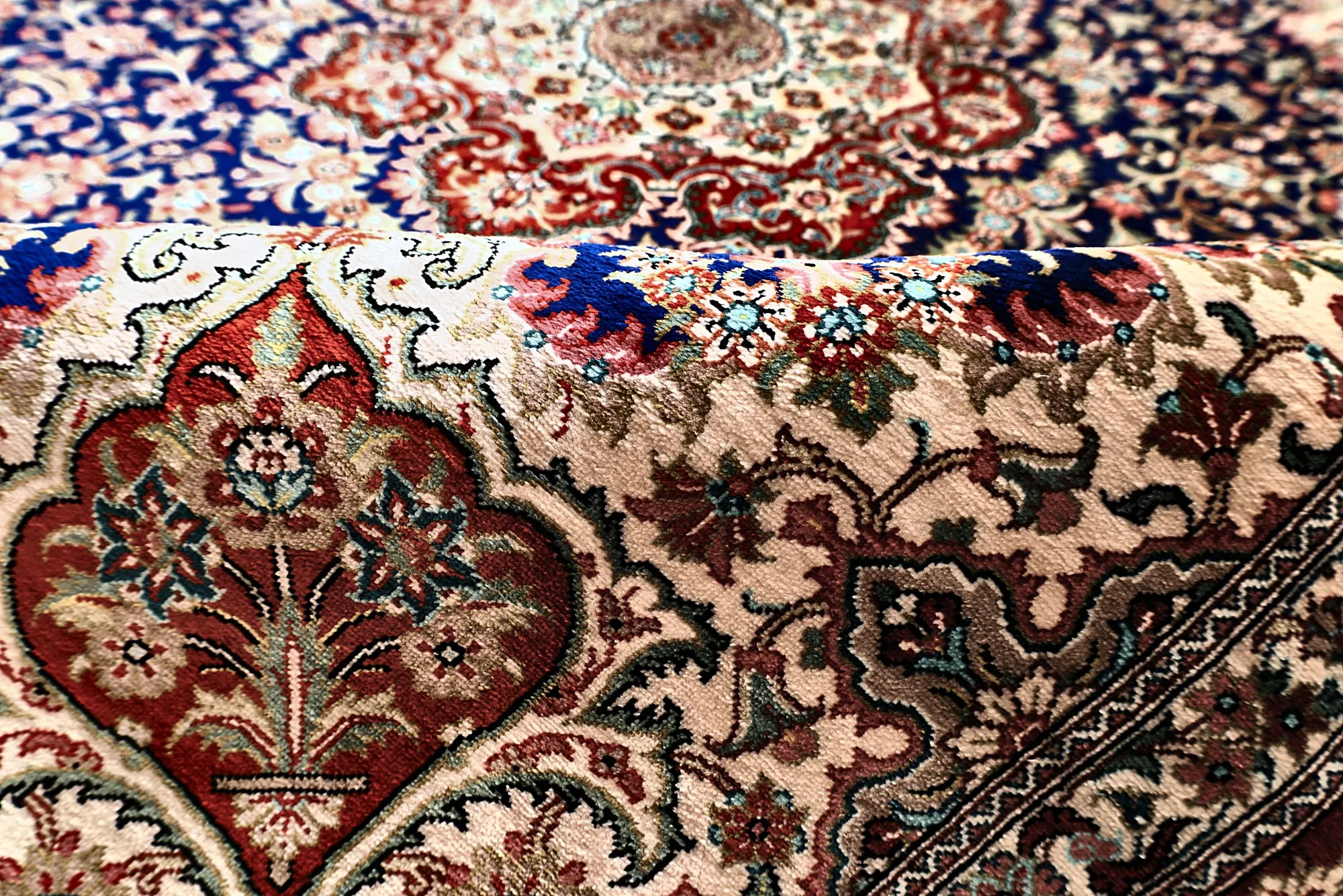 Ghom Perserteppich 154 × 102 cm aus Seide, handgeknüpft