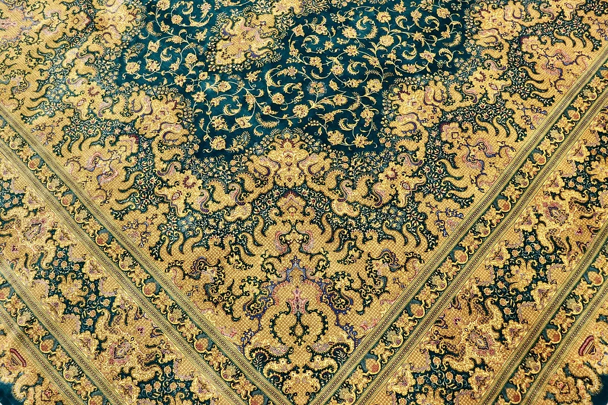Handgeknüpfter Ghom Perserteppich, 325 × 255 cm, Seide