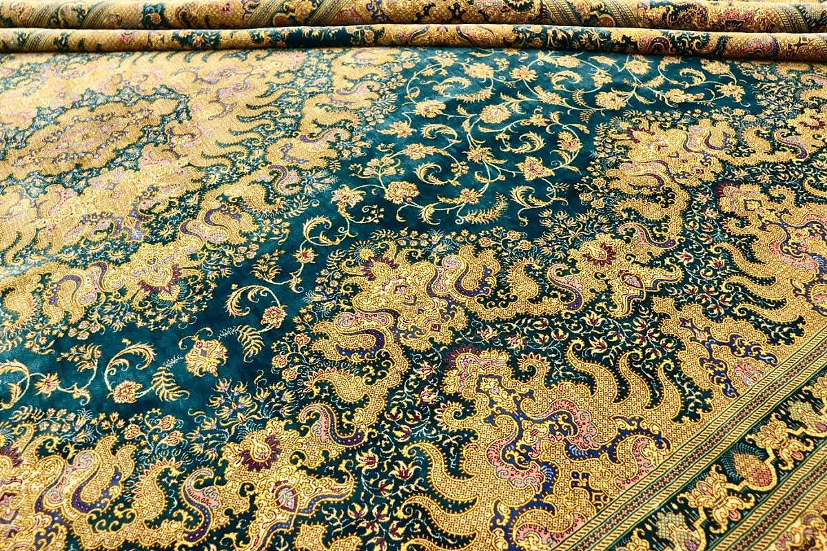 Handgeknüpfter Ghom Perserteppich, 325 × 255 cm, Seide