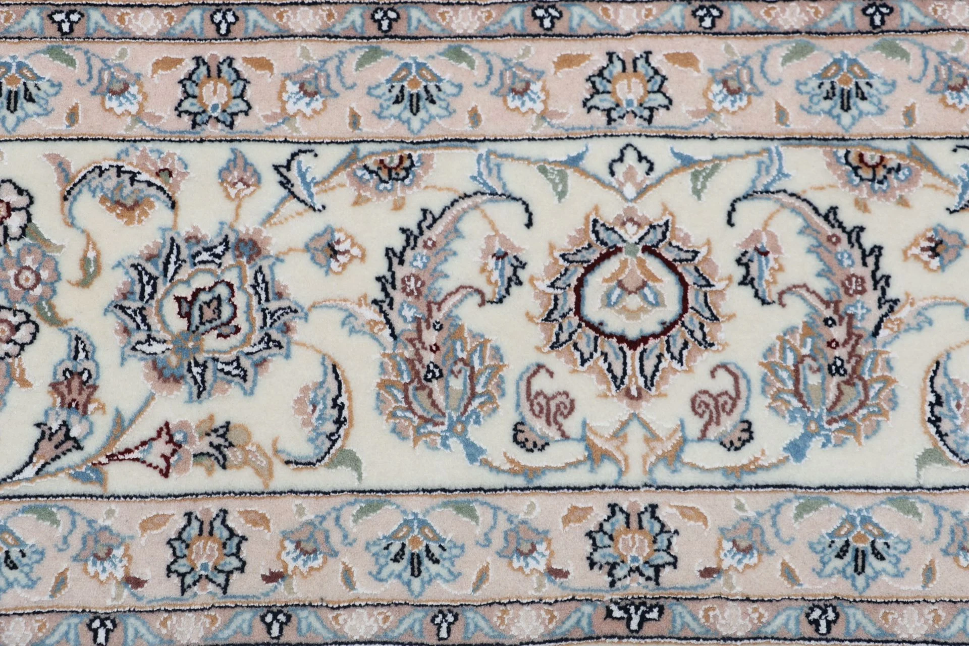 Nain Perserteppich 253 × 345 cm aus Wolle & Seide, handgeknüpft