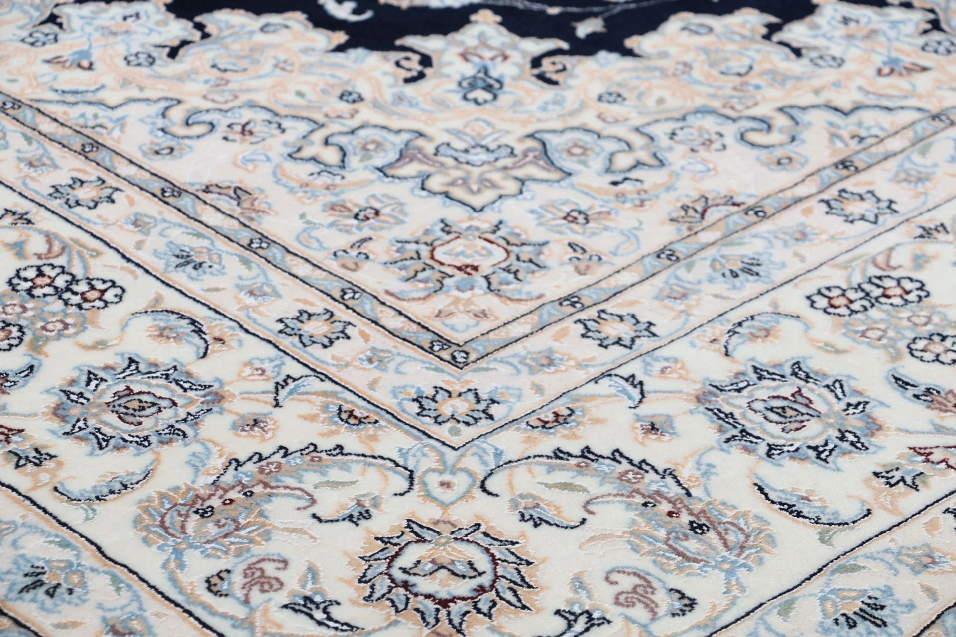 Nain Perserteppich 250 × 350 cm aus Wolle & Seide, handgeknüpft