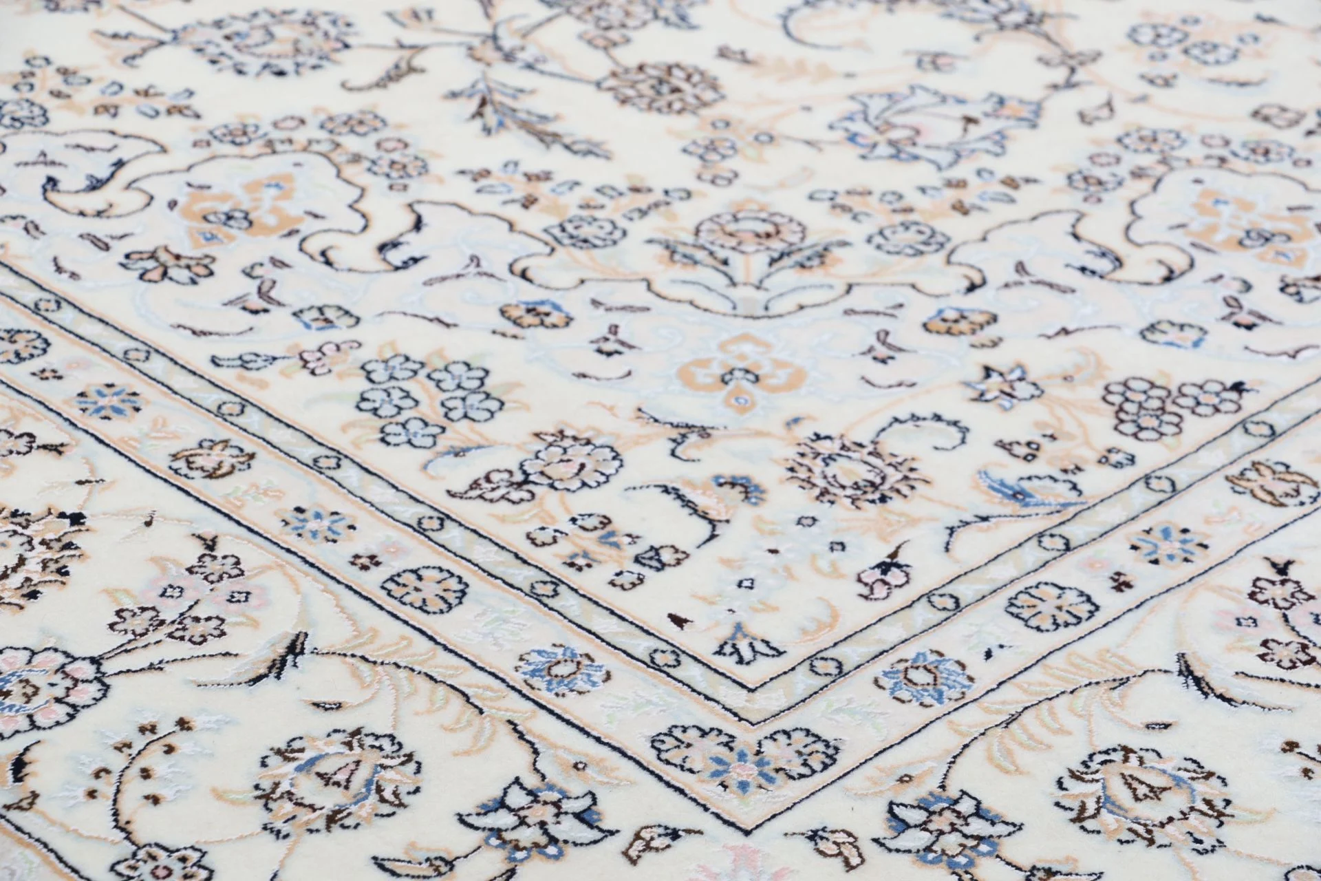 Nain Perserteppich 255 × 350 cm aus Wolle & Seide, handgeknüpft