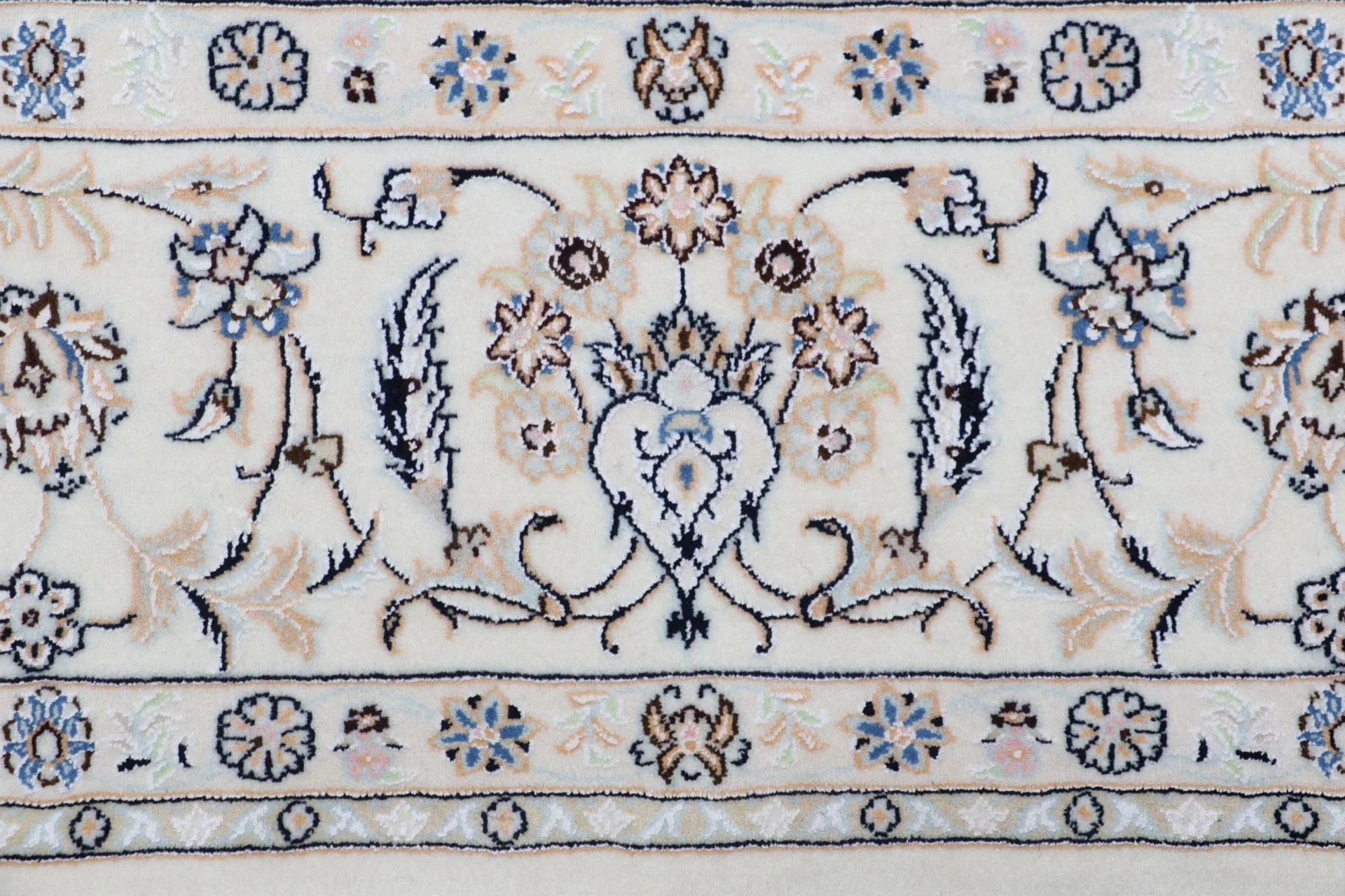 Nain Perserteppich 255 × 350 cm aus Wolle & Seide, handgeknüpft