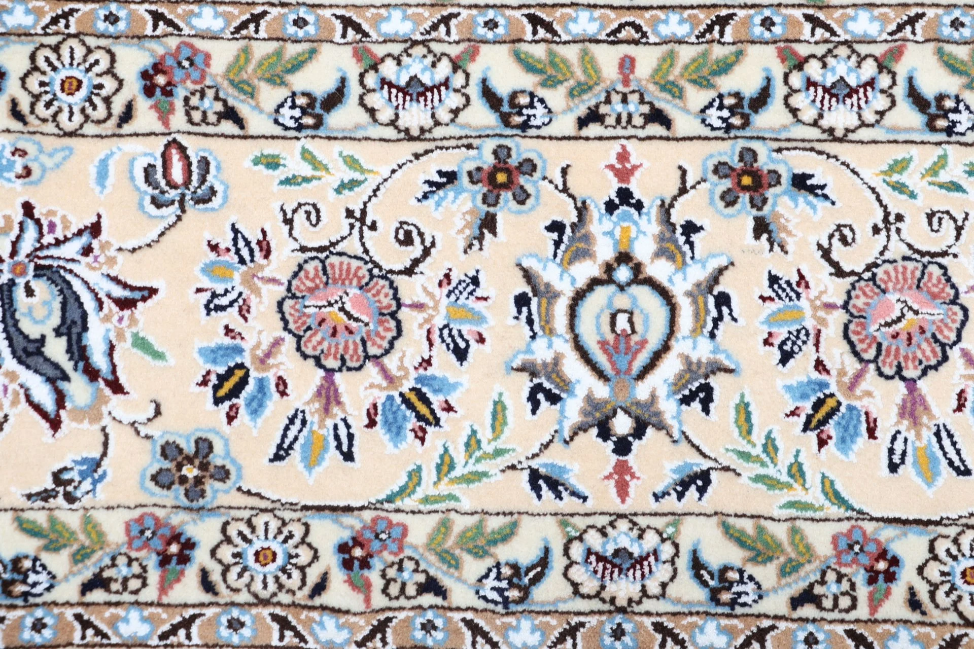 Nain Perserteppich aus Iran, 203 × 313 cm