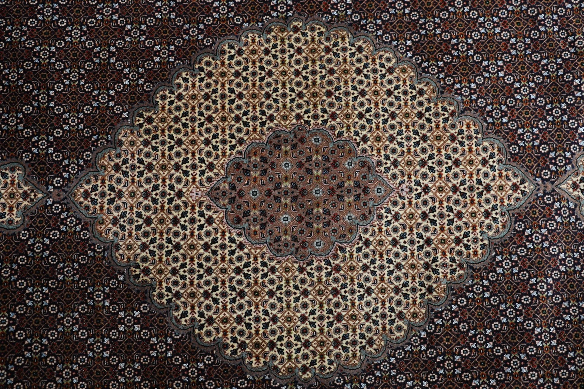 perserteppich-tabriz-200-x-303-cm-schurwolle-seide-handgeknupft-104 Täbriz Perserteppich aus Iran, 200 × 303 cm