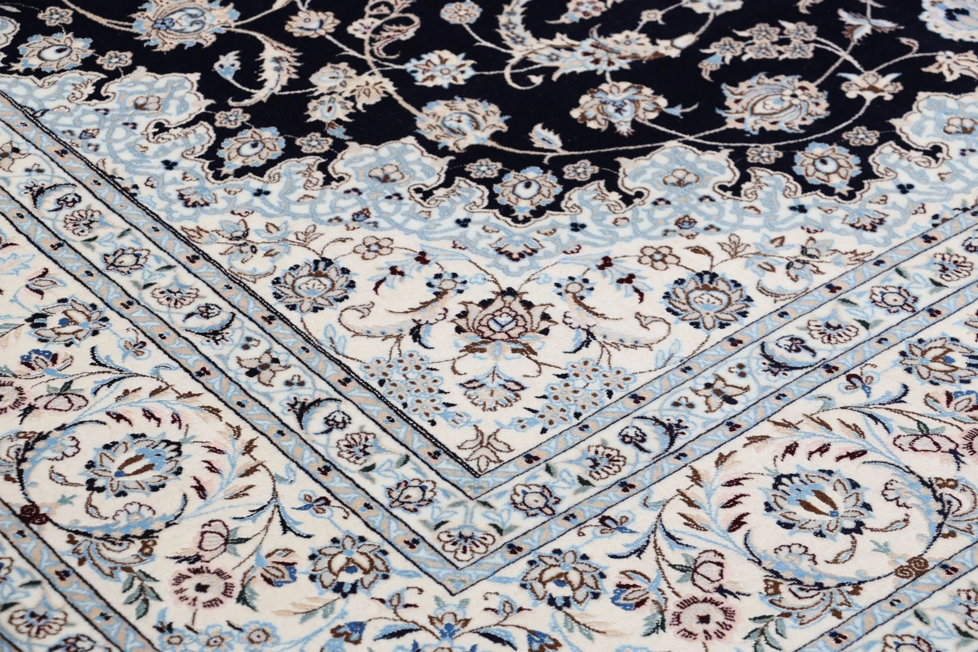Handgeknüpfter Nain Perserteppich 205 × 260 cm