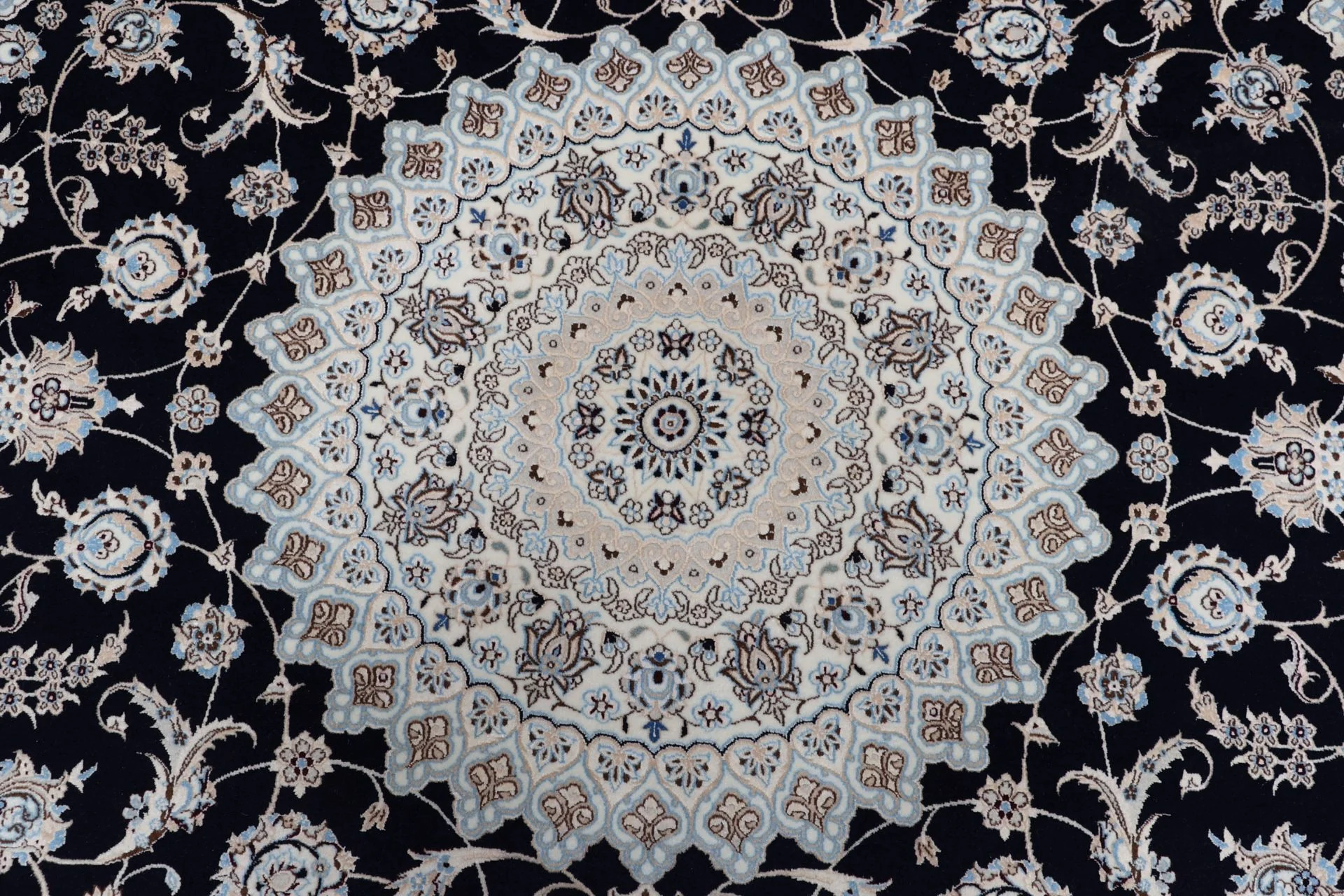 Handgeknüpfter Nain Perserteppich 205 × 260 cm