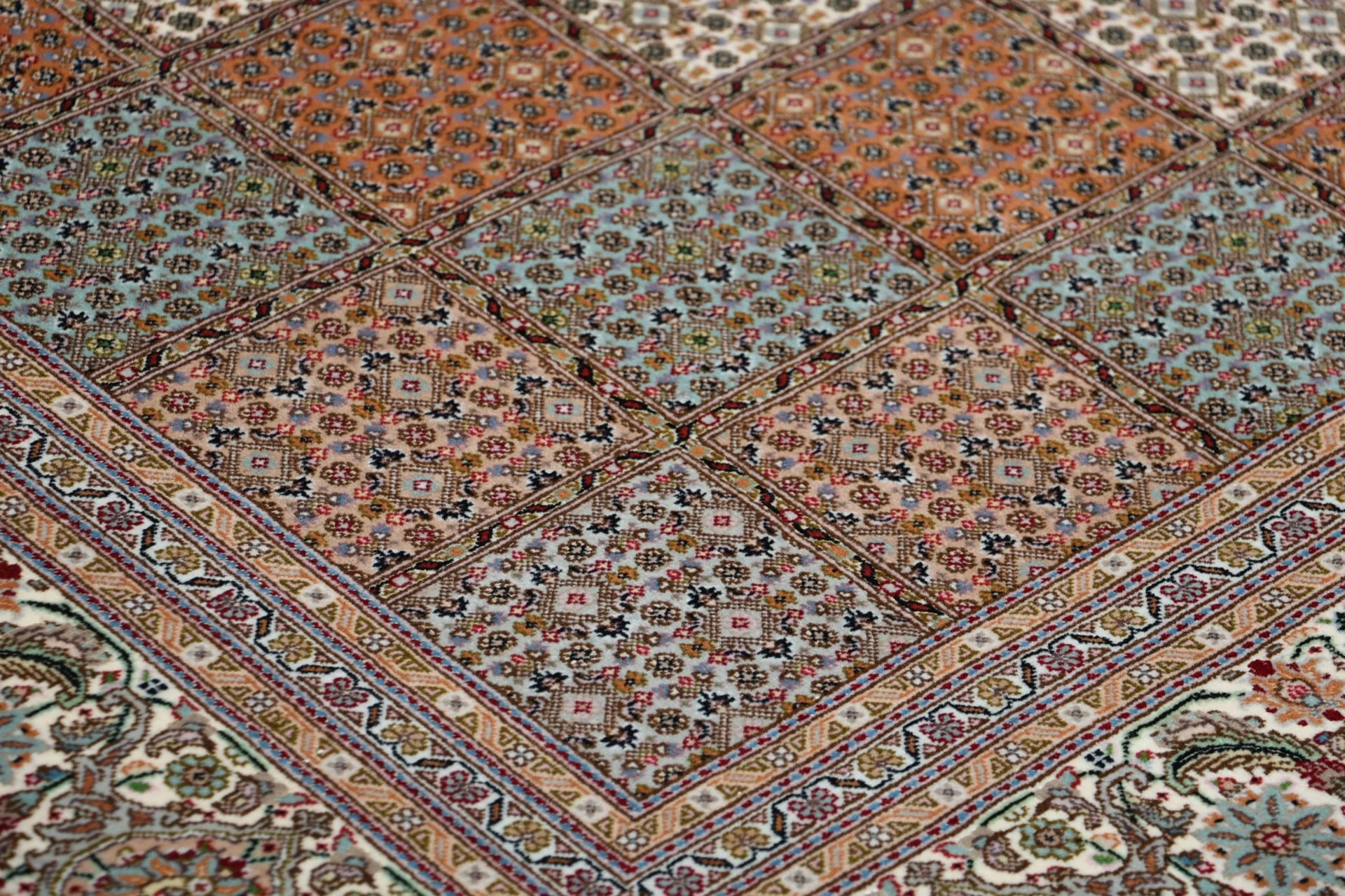 Handgeknüpfter Täbriz Perserteppich 205 × 250 cm