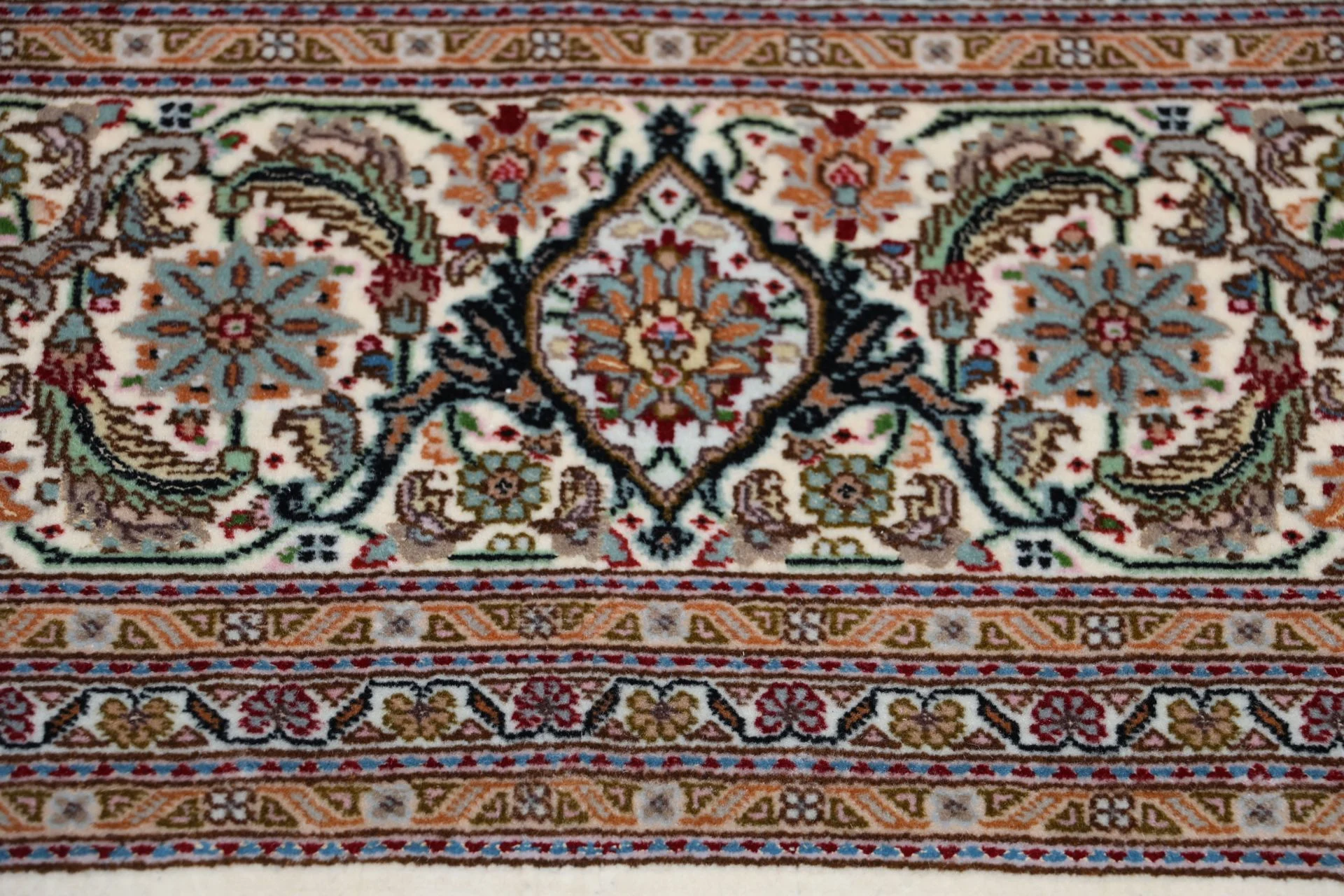 Handgeknüpfter Täbriz Perserteppich 205 × 250 cm