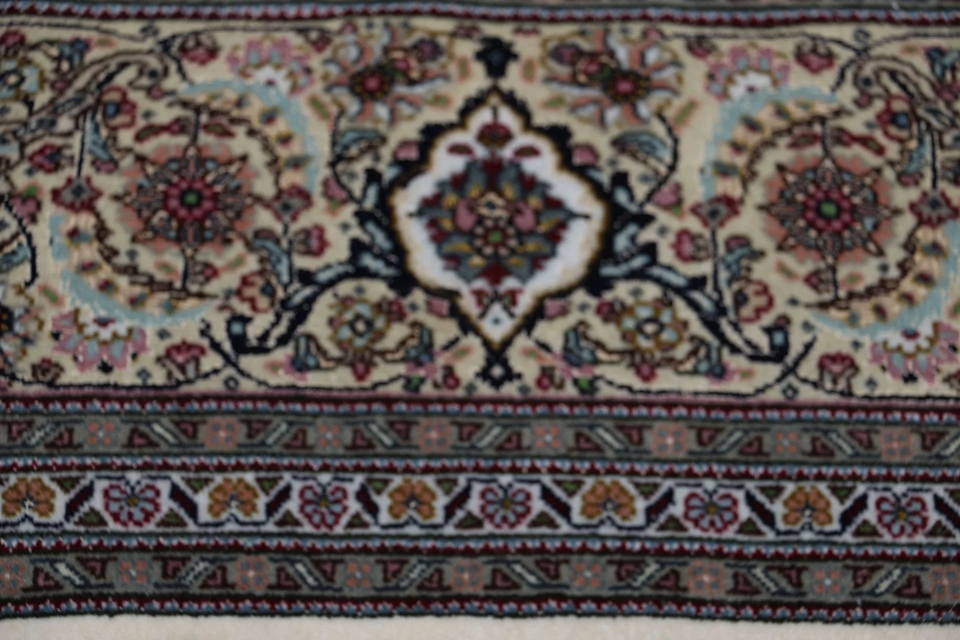 Täbriz Perserteppich 202 × 265 cm aus Wolle & Seide, handgeknüpft