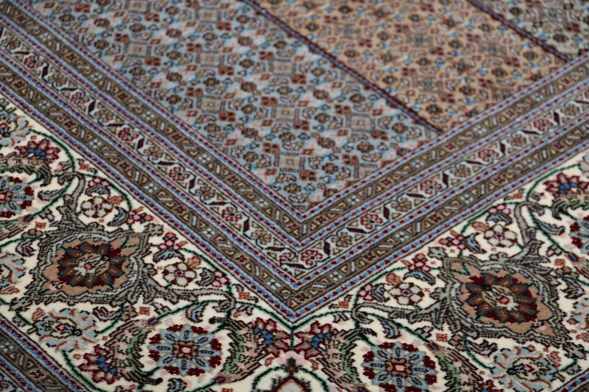 Handgeknüpfter Täbriz Perserteppich, 210 × 255 cm, Wolle & Seide