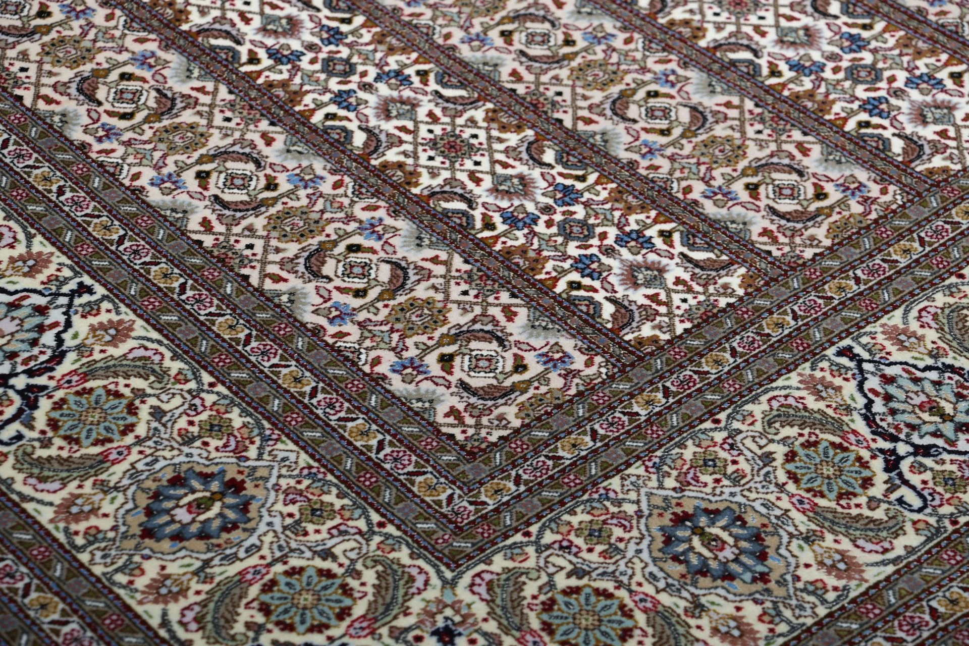 Handgeknüpfter Täbriz Perserteppich 193 × 253 cm