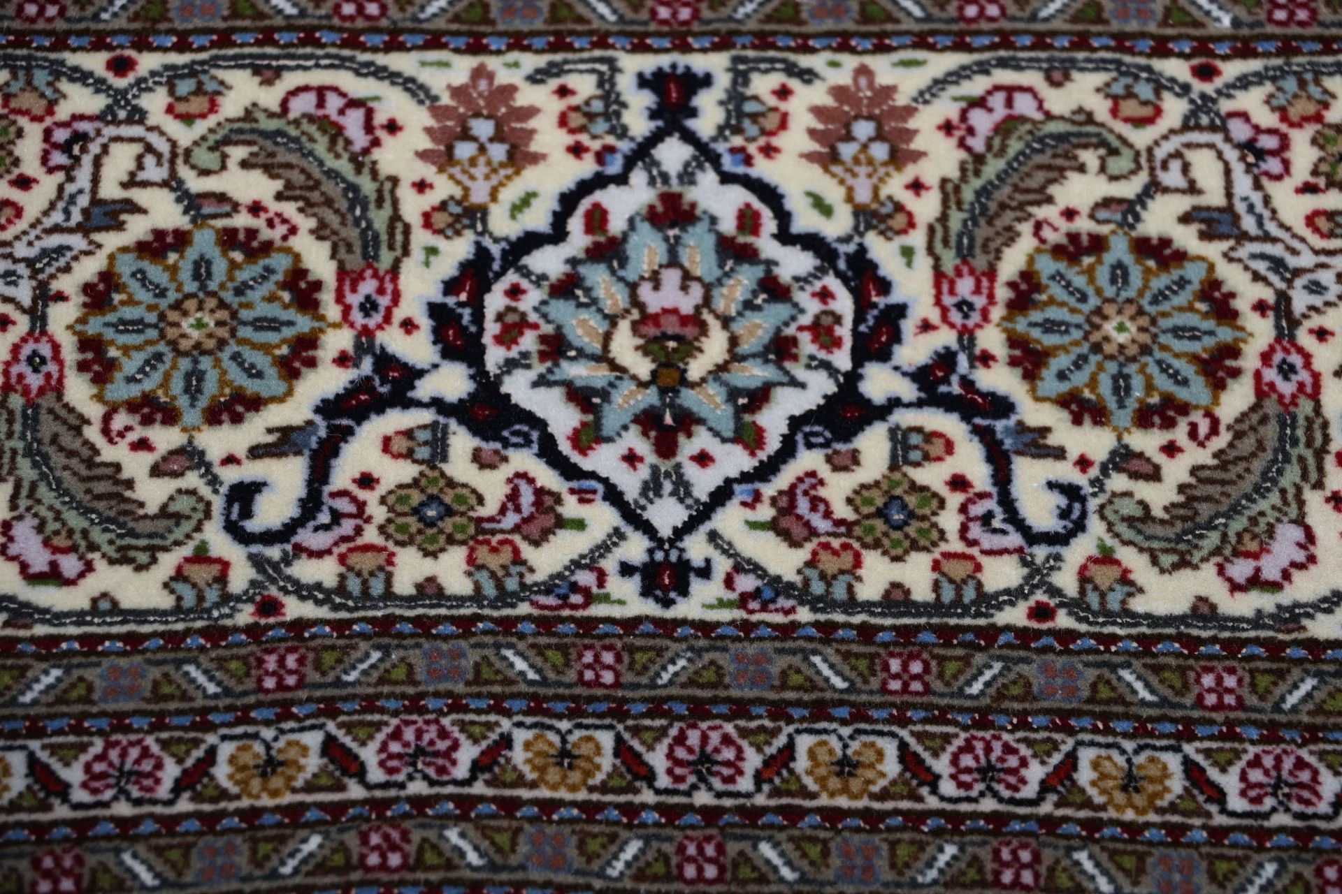 Handgeknüpfter Täbriz Perserteppich 193 × 253 cm