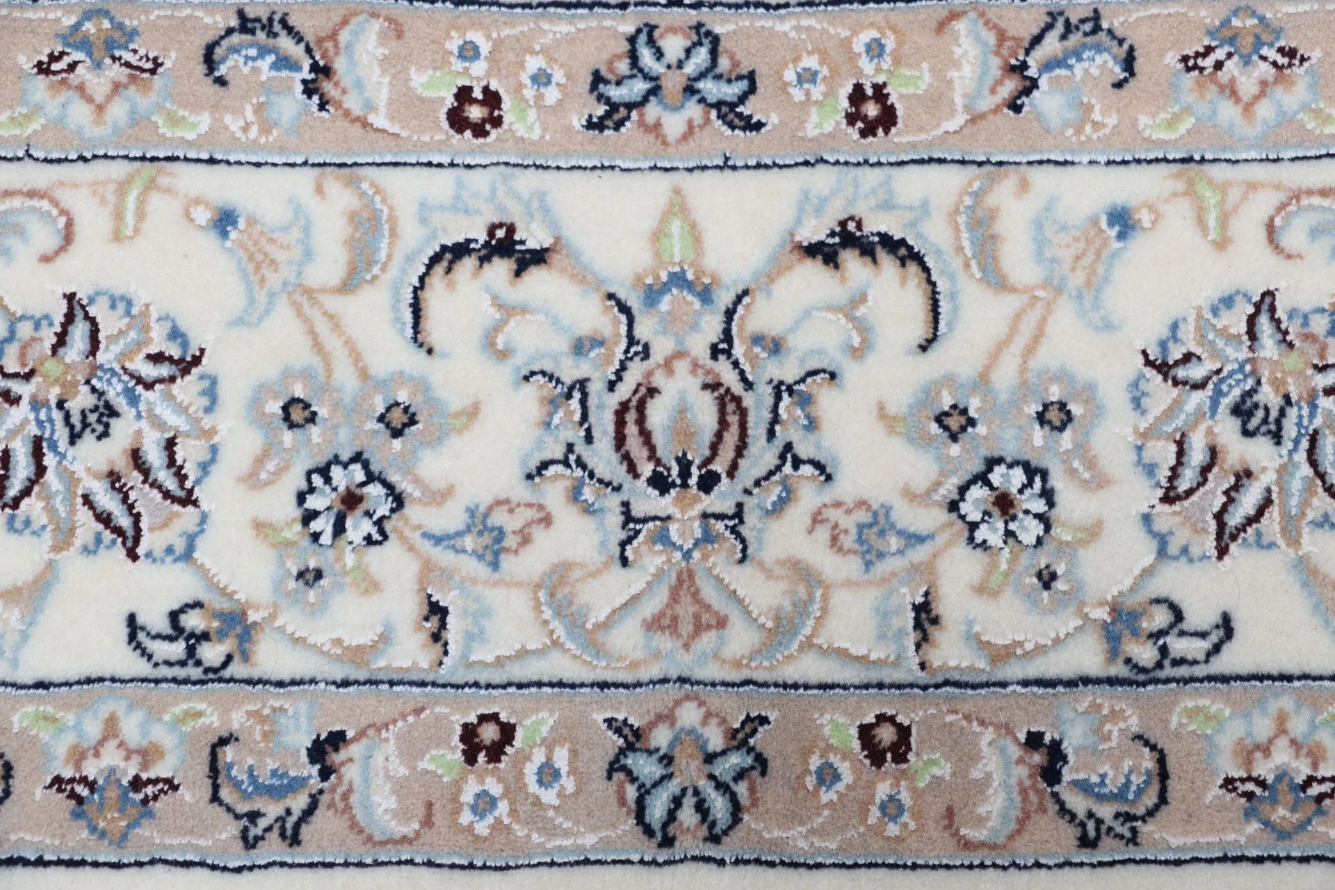 Nain Perserteppich 174 × 247 cm aus Wolle & Seide, handgeknüpft