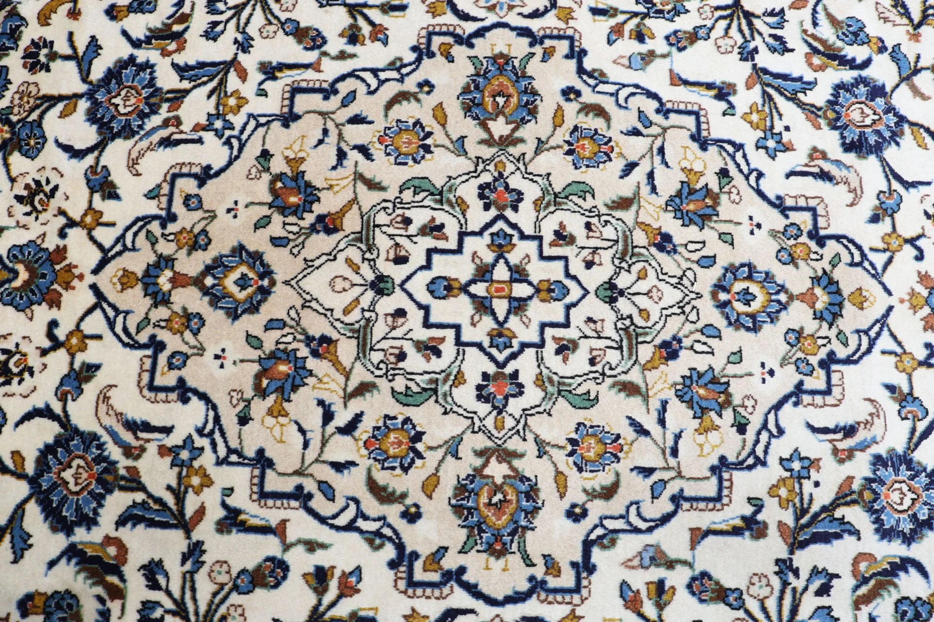 Kashan Perserteppich 243 × 348 cm aus Wolle, handgeknüpft