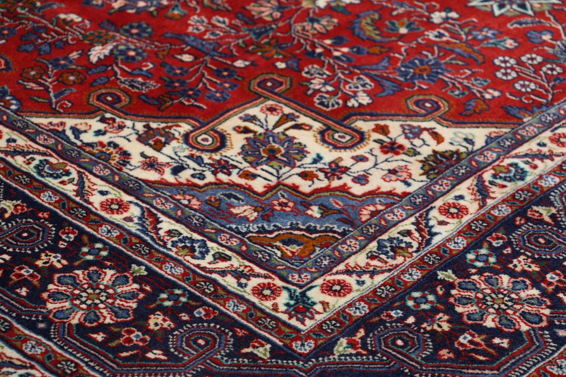 Handgeknüpfter Perserteppich 222 × 330 cm