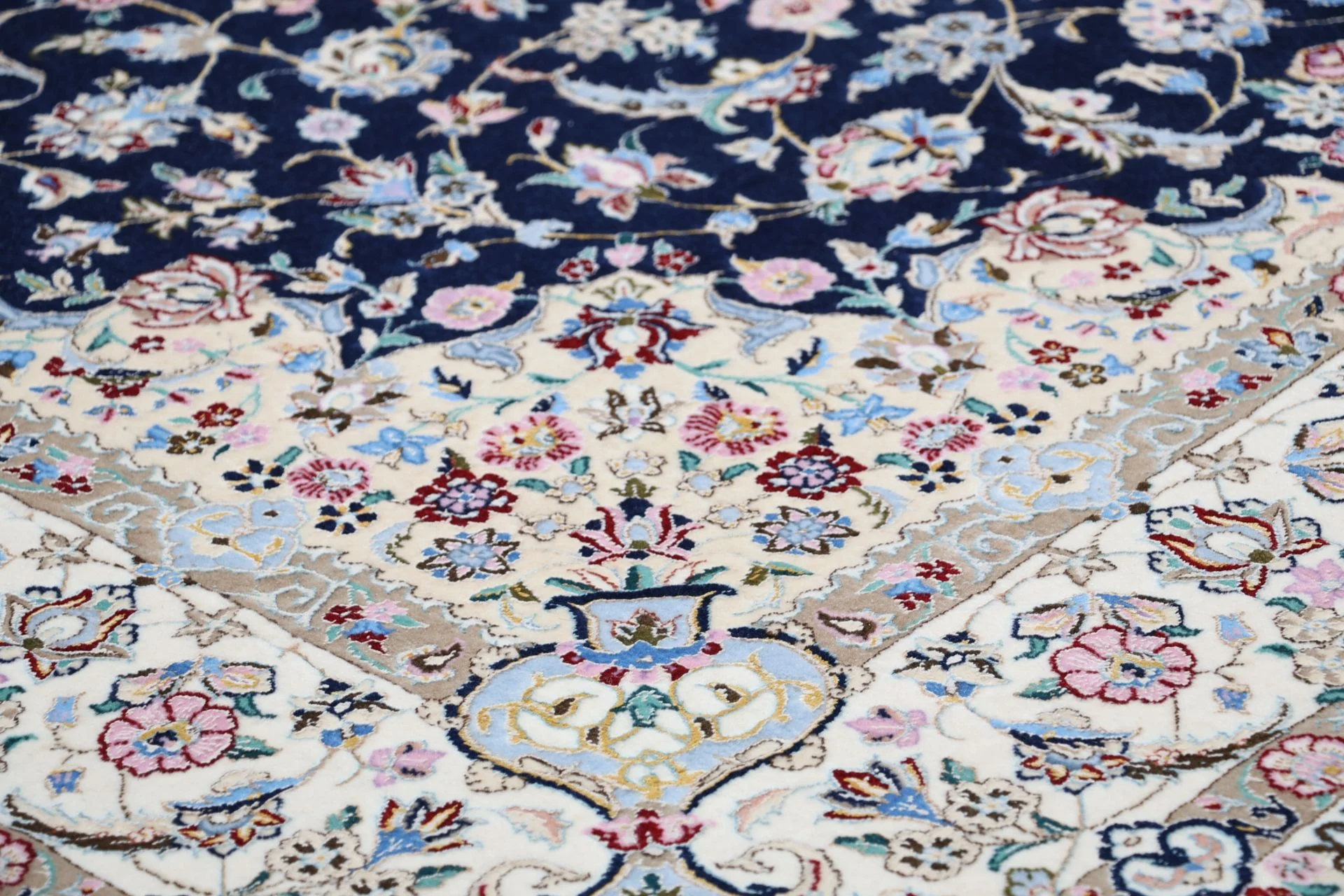 Nain Perserteppich 168 × 238 cm aus Wolle & Seide, handgeknüpft