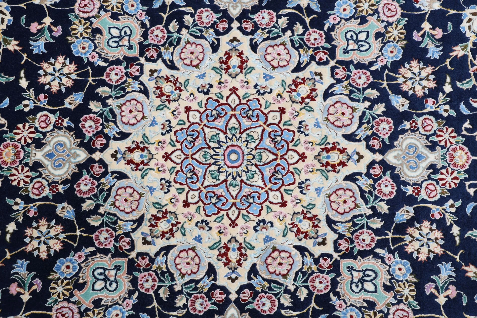 Nain Perserteppich 168 × 238 cm aus Wolle & Seide, handgeknüpft