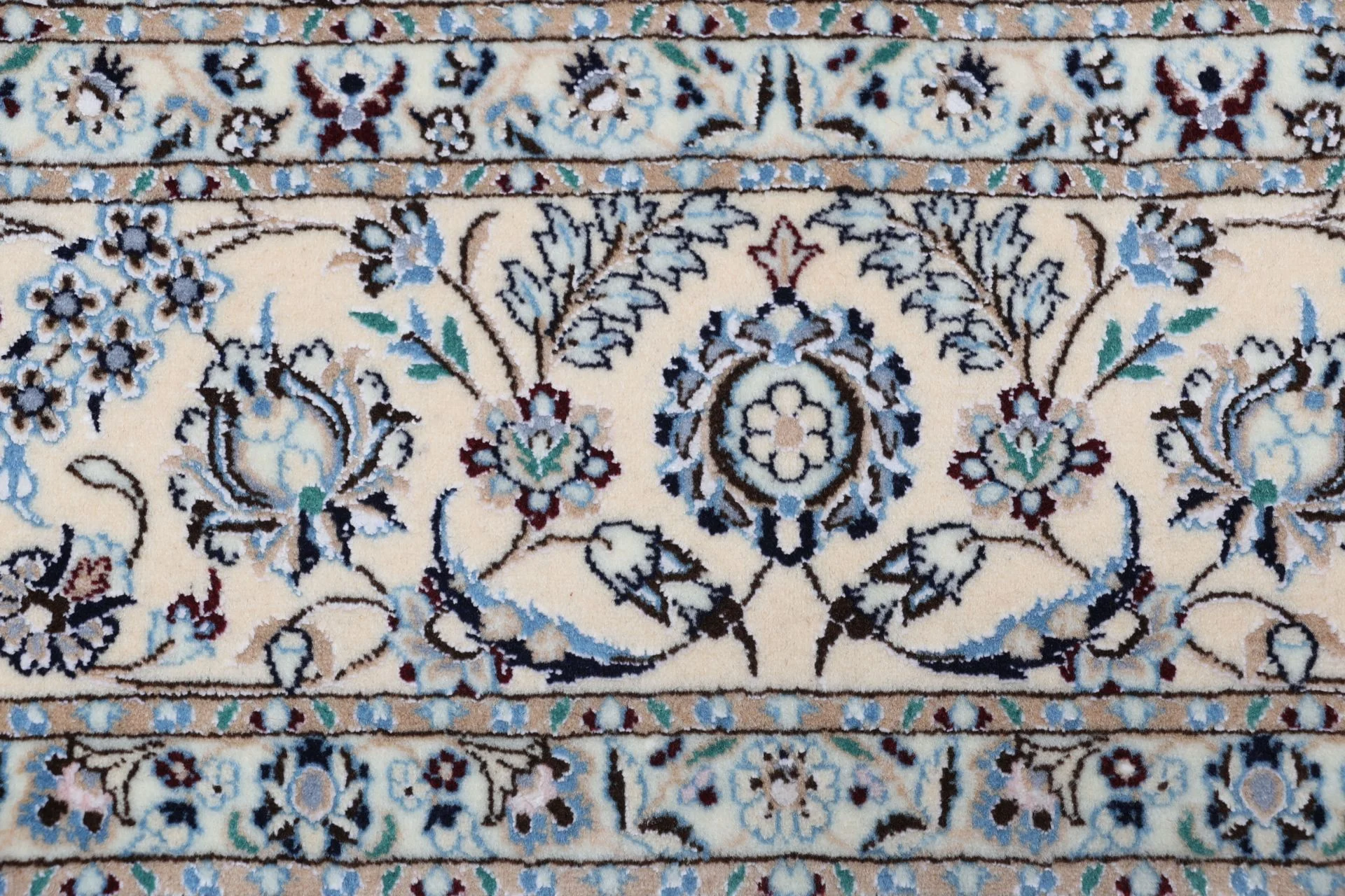 Nain Perserteppich aus Iran, 175 × 255 cm