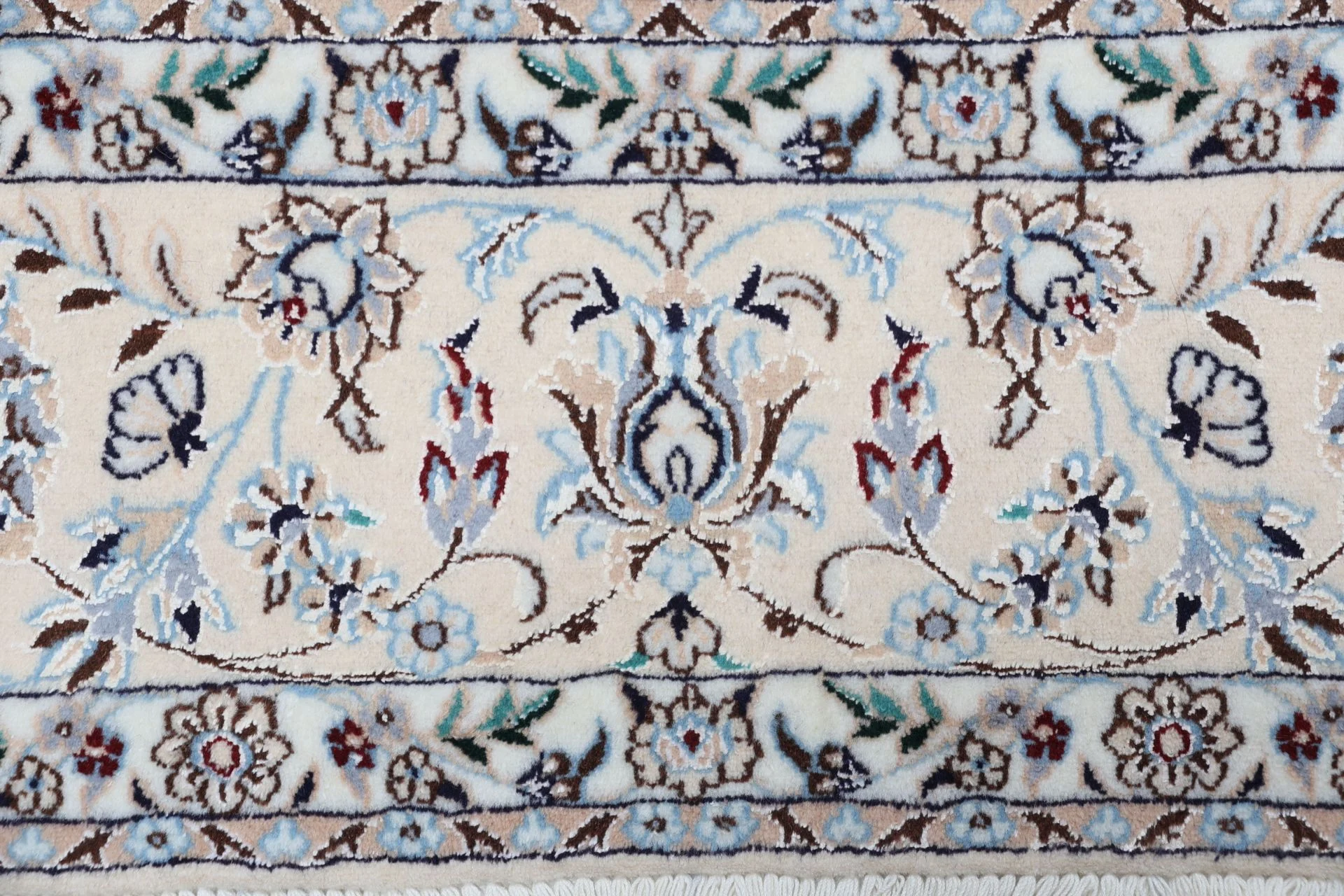 Nain Perserteppich aus Iran, 150 × 240 cm