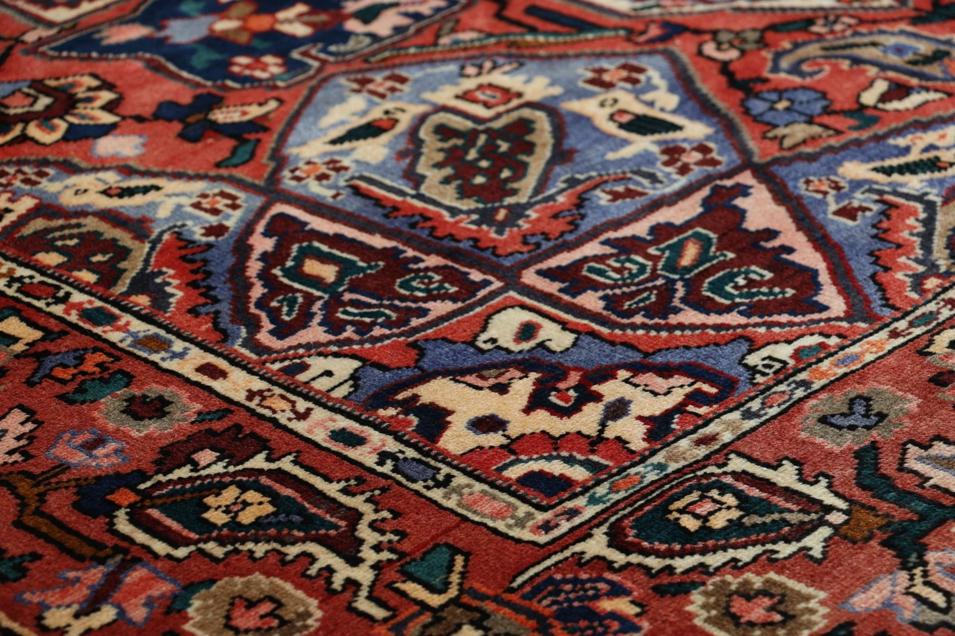 Handgeknüpfter Bakhtiari Perserteppich 208 × 300 cm
