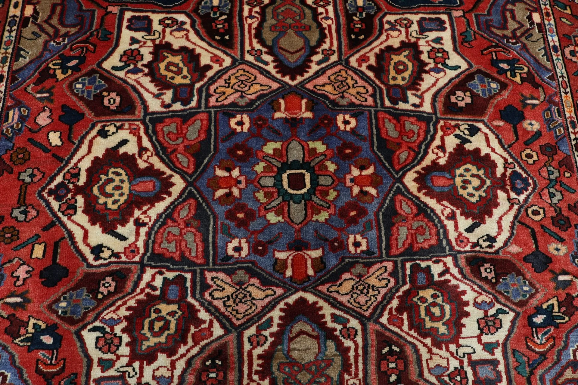 Handgeknüpfter Bakhtiari Perserteppich 208 × 300 cm