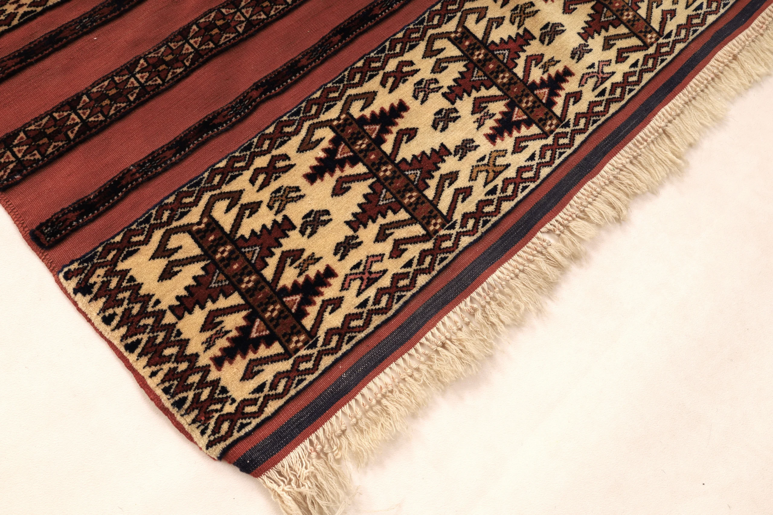 Turkmen Perserteppich aus Iran, 109 × 105 cm