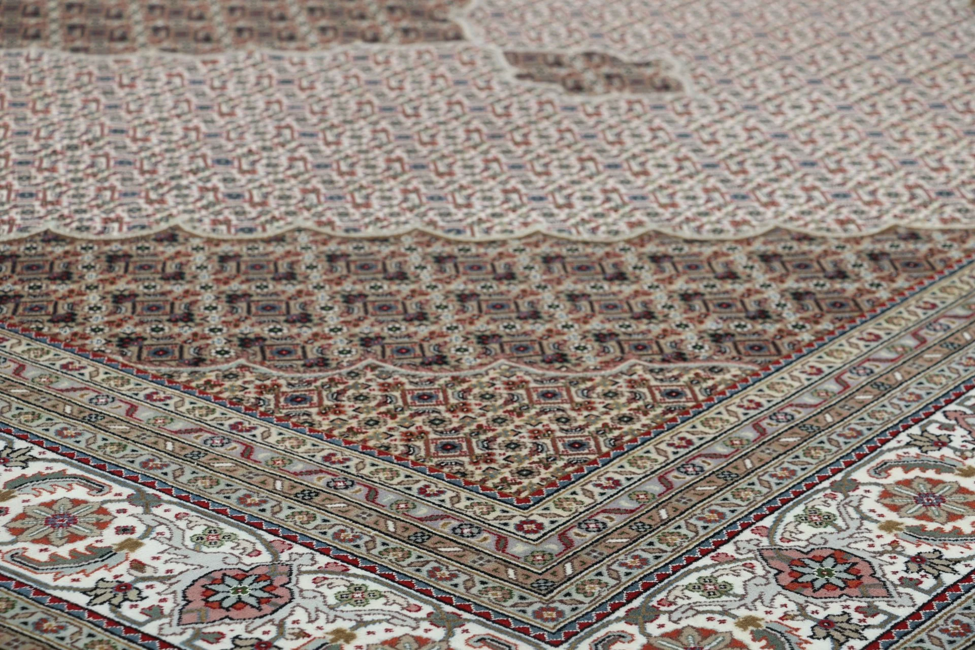 Handgeknüpfter Täbriz Orientteppich 252 × 354 cm