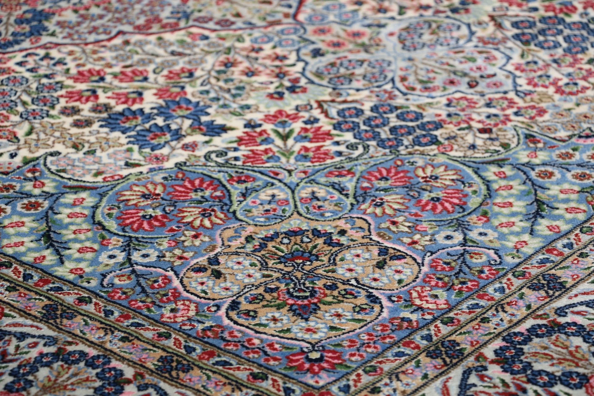 Kerman Perserteppich 163 × 245 cm aus Wolle & Seide, handgeknüpft