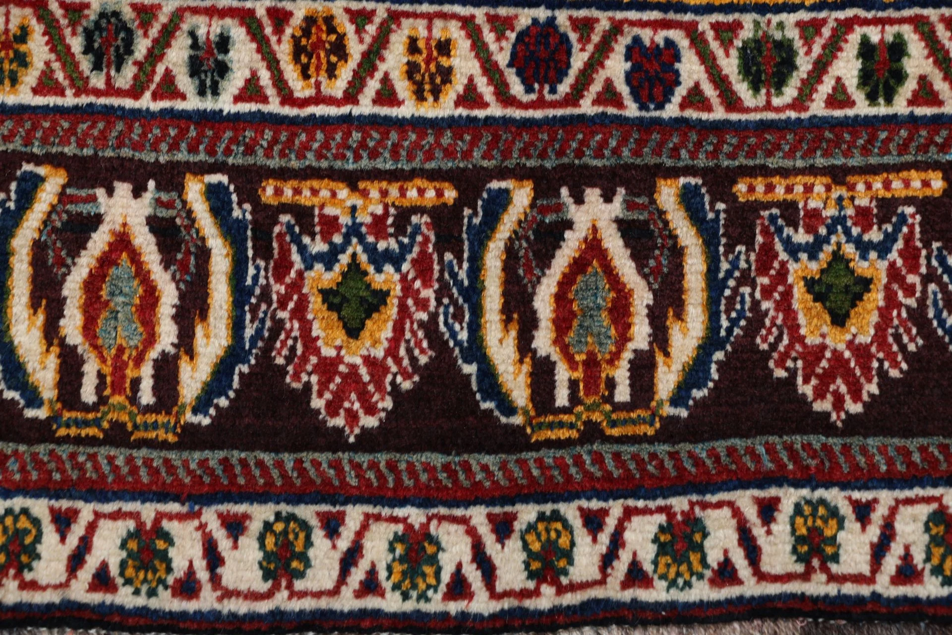 Shiraz Perserteppich aus Iran, 213 × 302 cm