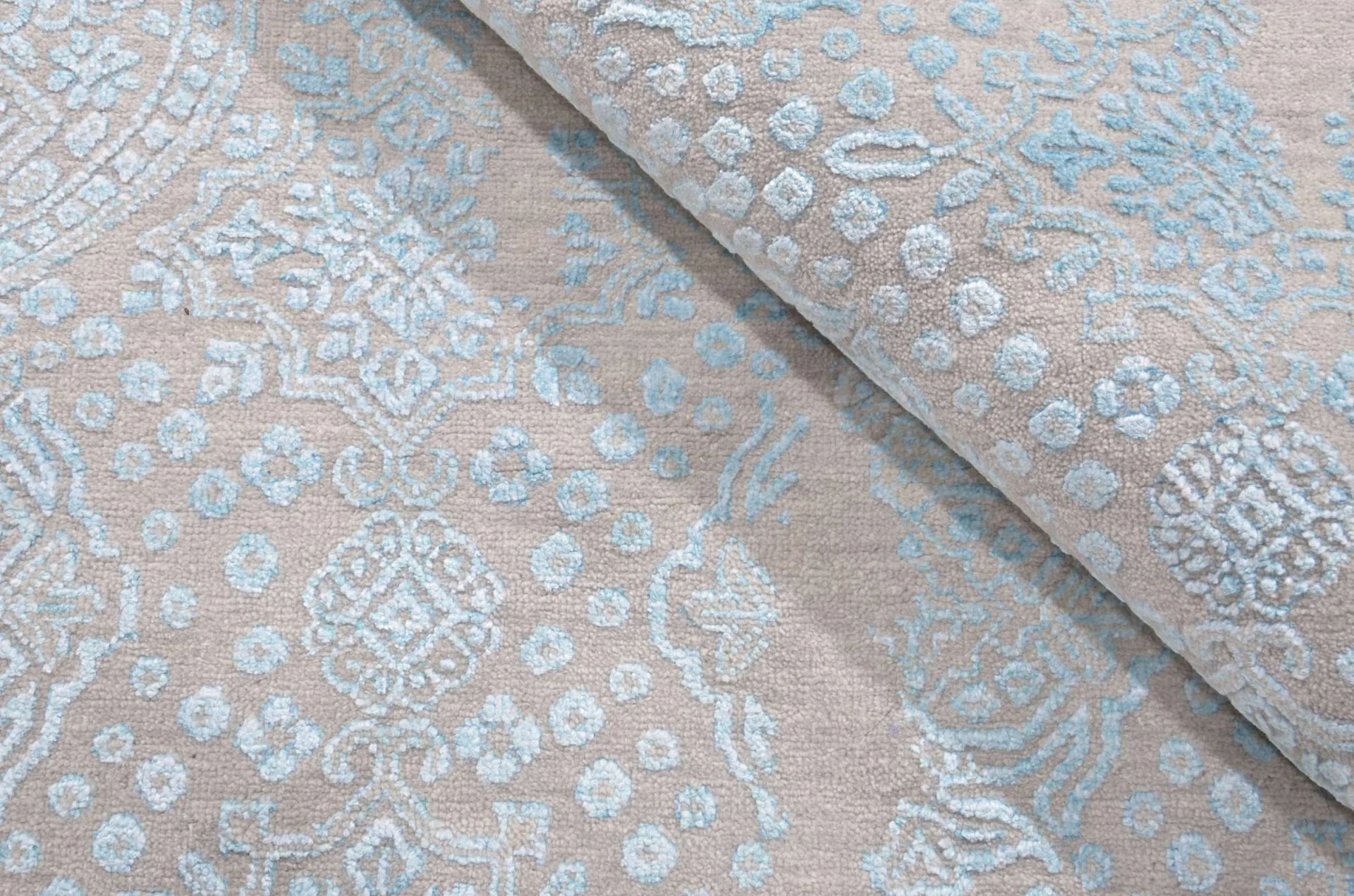 Orientteppich 241 × 304 cm aus Wolle & Seide, handgeknüpft