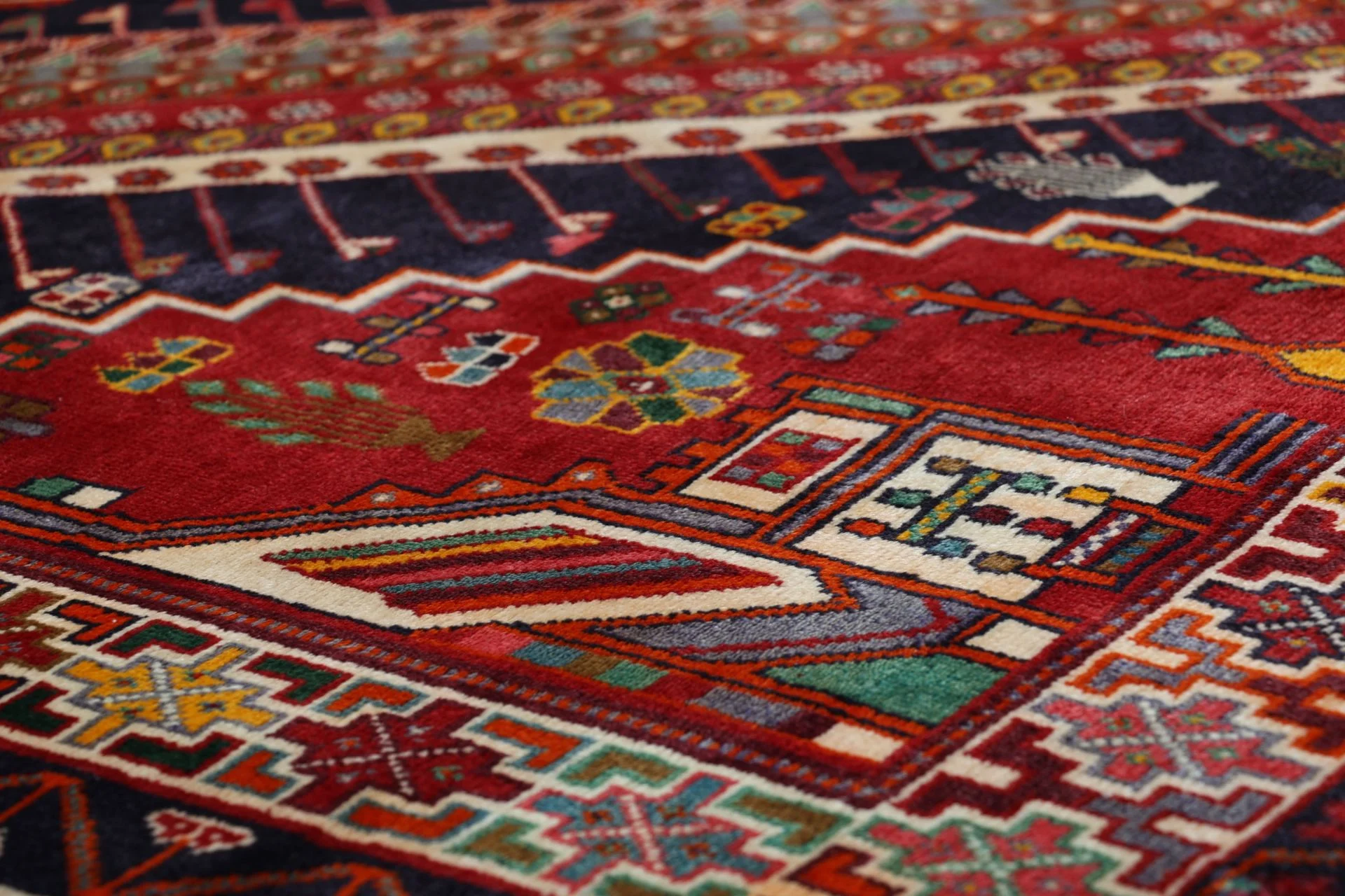Qashqai Perserteppich aus Iran, 186 × 268 cm