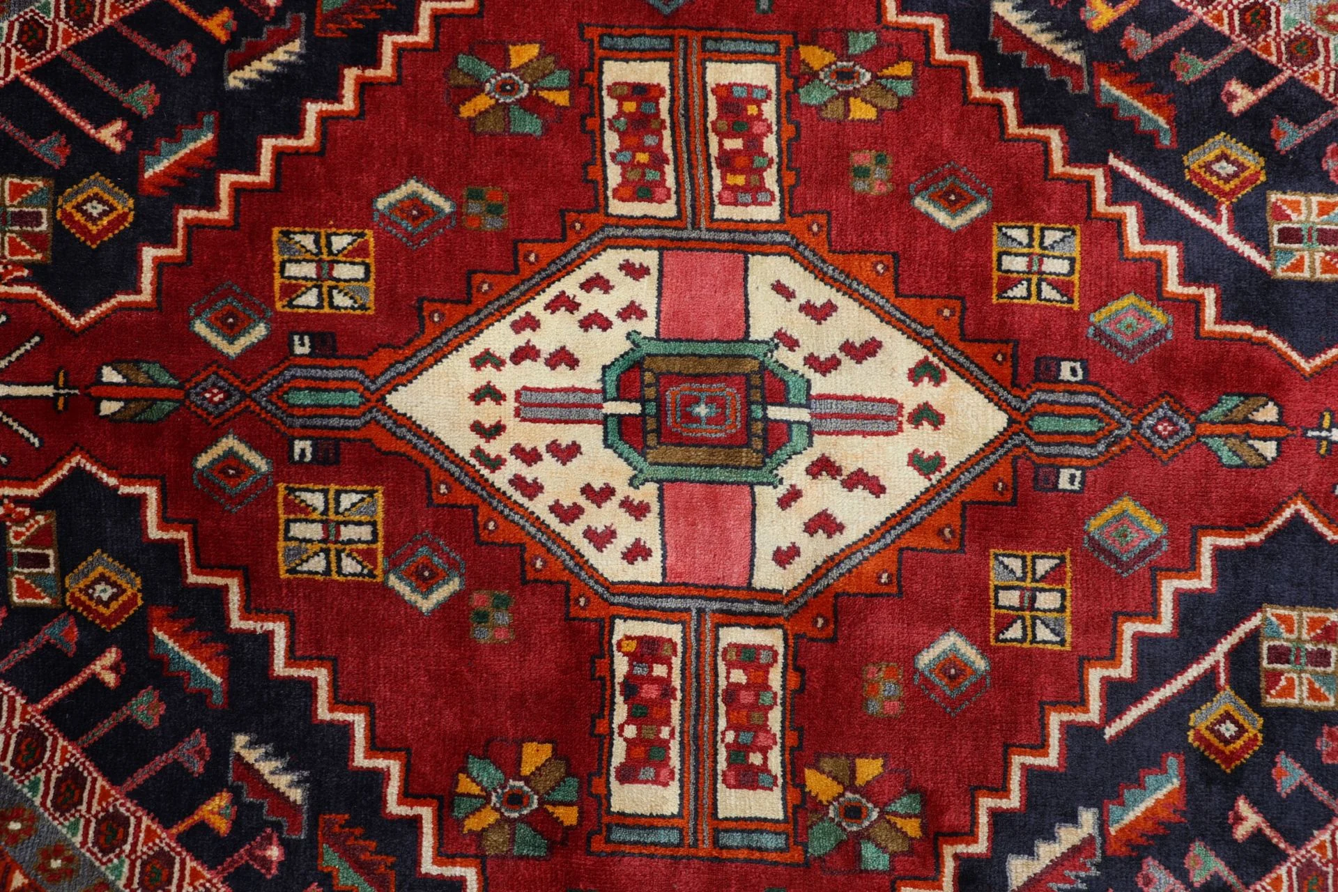 Qashqai Perserteppich aus Iran, 186 × 268 cm