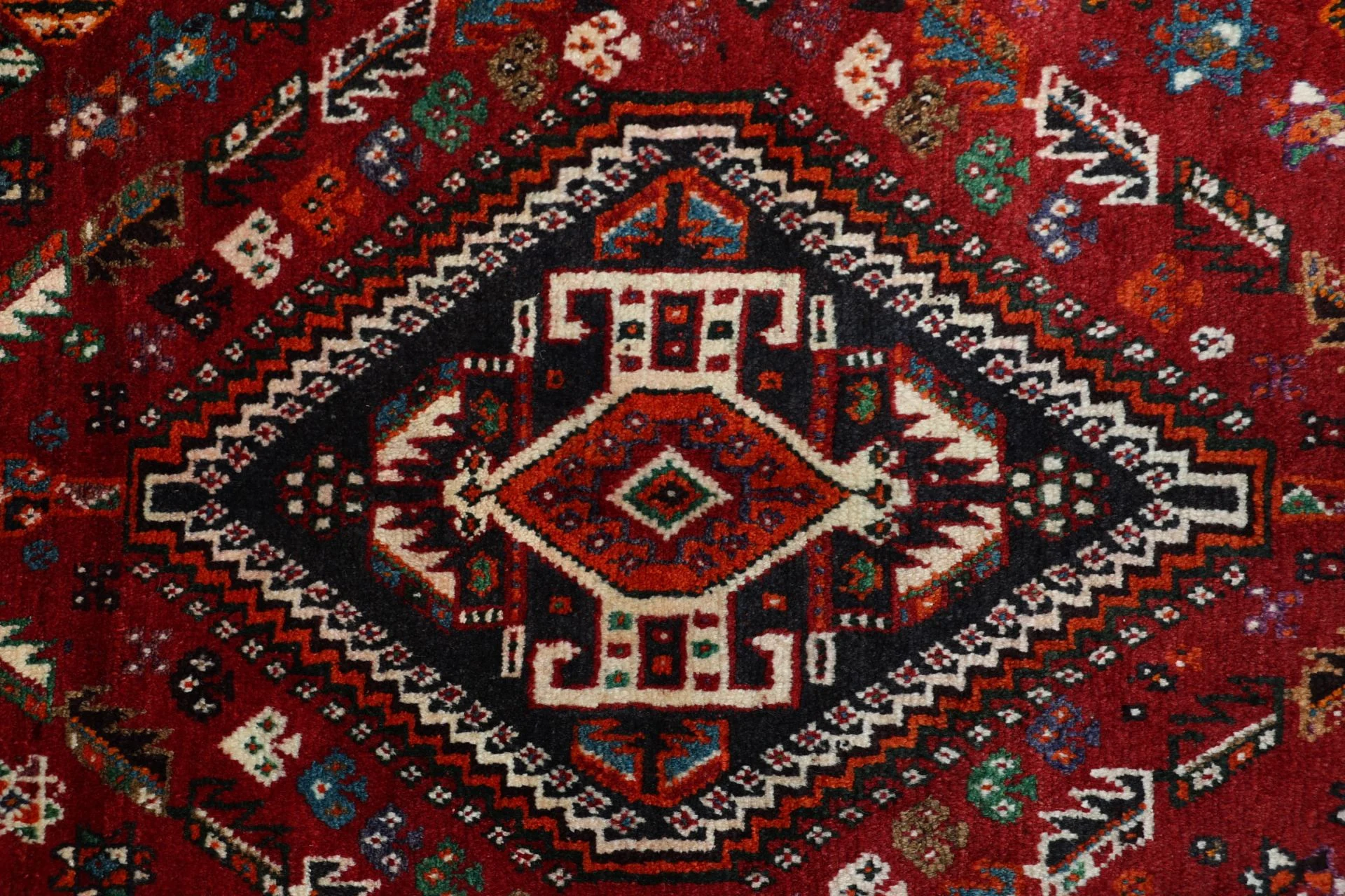 Handgeknüpfter Qashqai Perserteppich 175 × 270 cm
