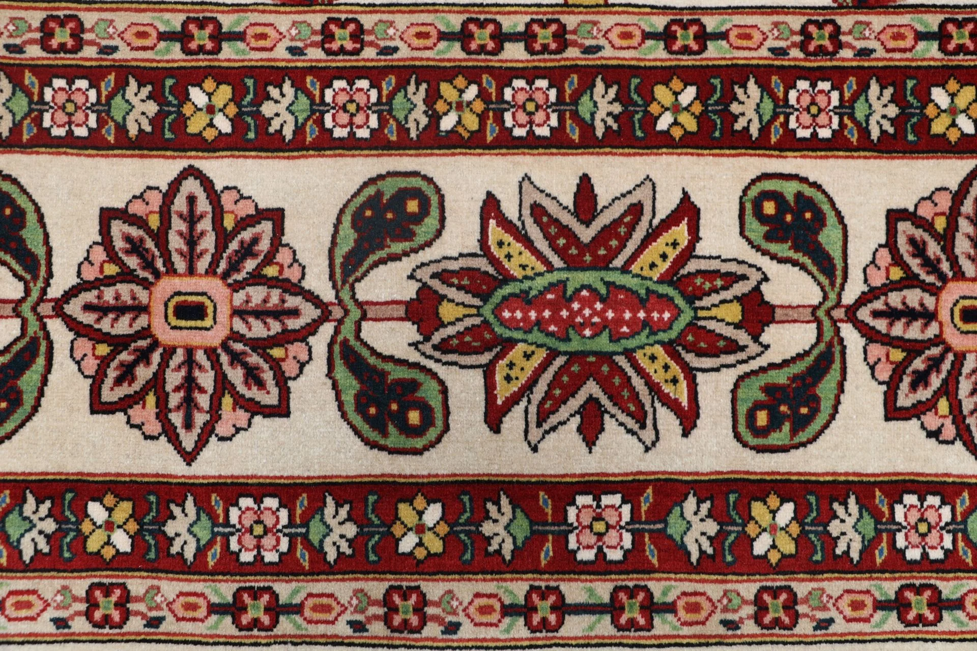 Handgeknüpfter Bakhtiari Perserteppich 255 × 343 cm