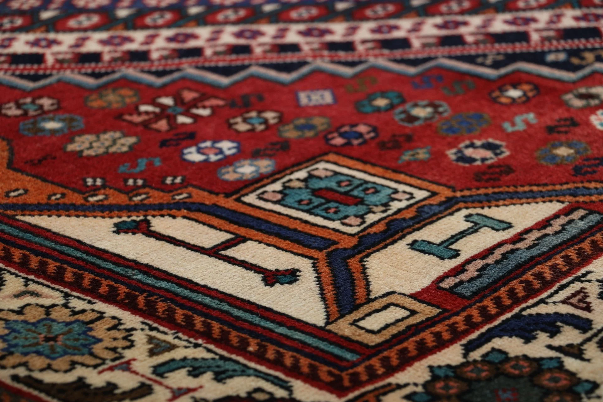 Shiraz Perserteppich aus Iran, 170 × 253 cm