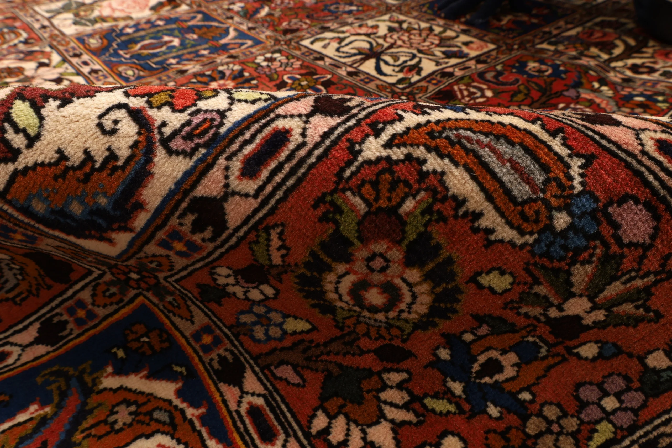 Bakhtiari Perserteppich aus Iran, 305 × 204 cm