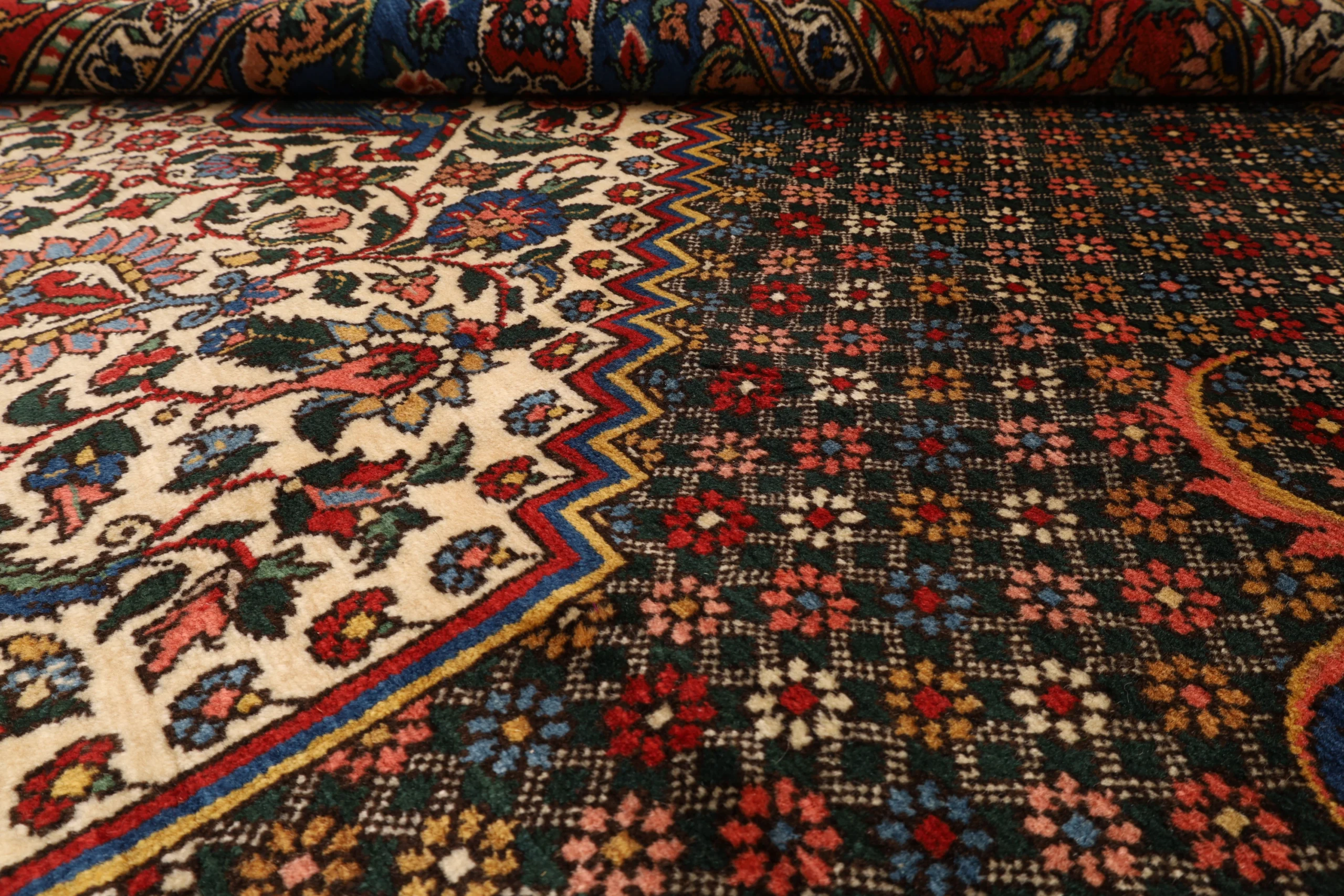 Handgeknüpfter Bakhtiari Perserteppich 319 × 206 cm
