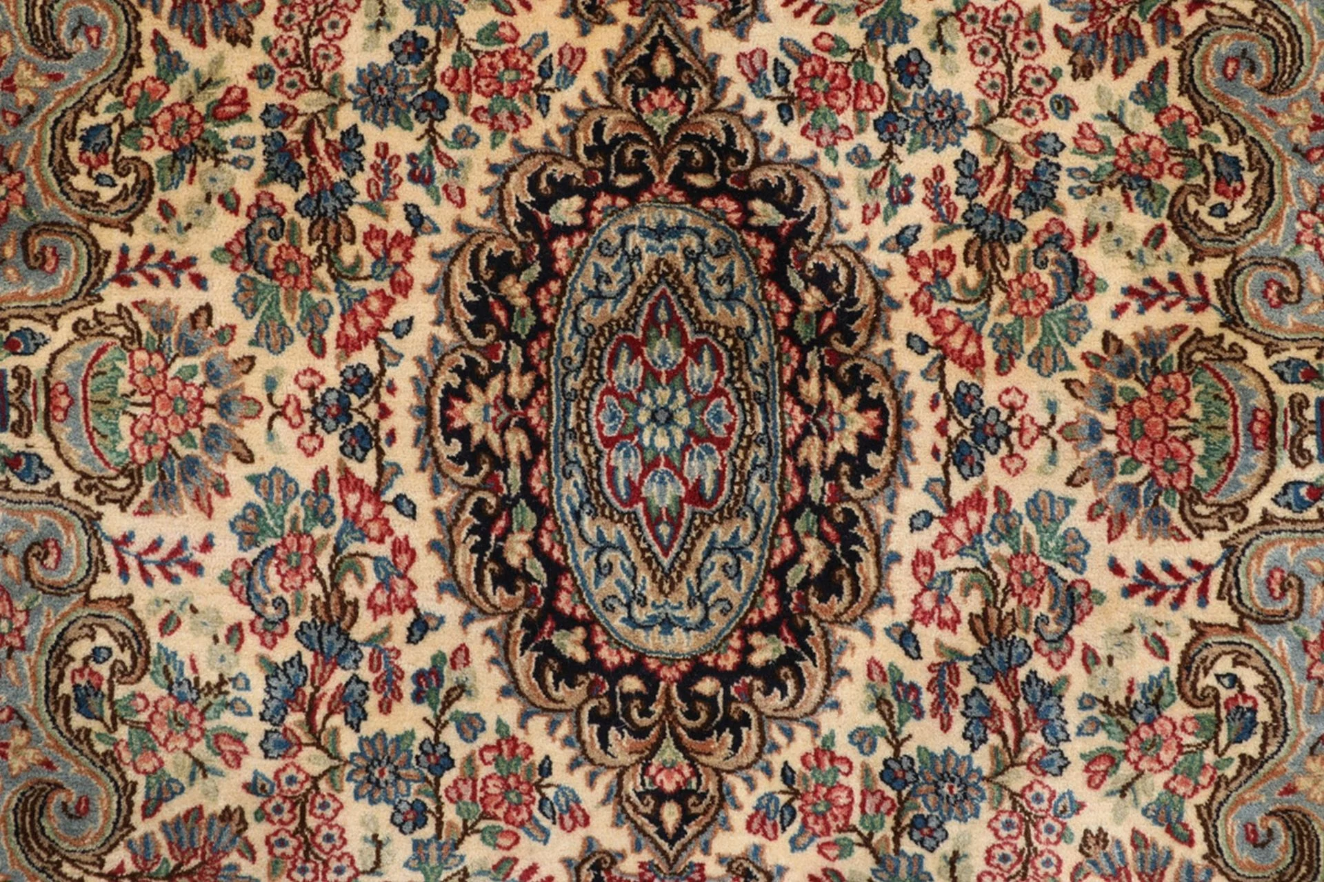 perserteppich-kirman-150-x-243-cm-schurwolle-handgeknupft-floral-1 Handgeknüpfter Kerman Perserteppich, 150 × 243 cm, Wolle