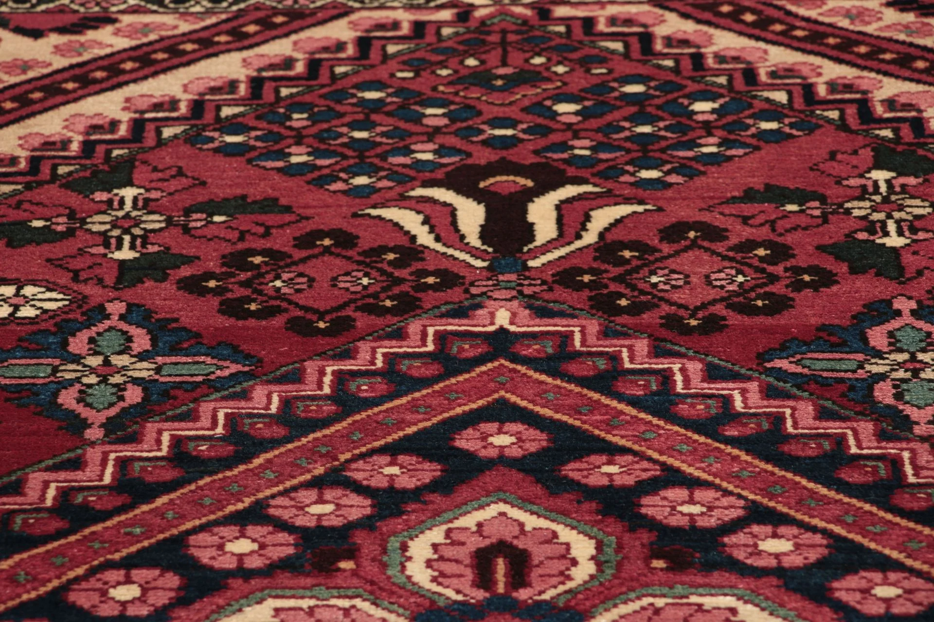 Handgeknüpfter Bakhtiari Perserteppich 137 × 212 cm