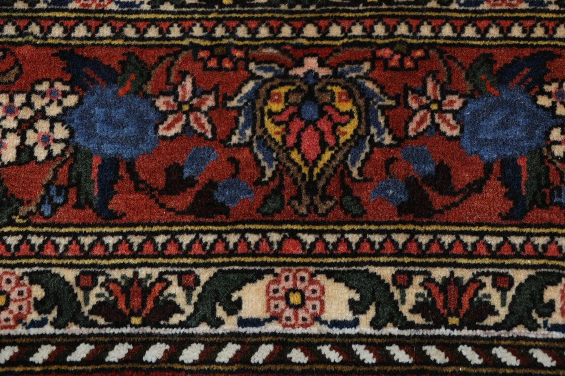 Handgeknüpfter Bakhtiari Perserteppich 162 × 242 cm