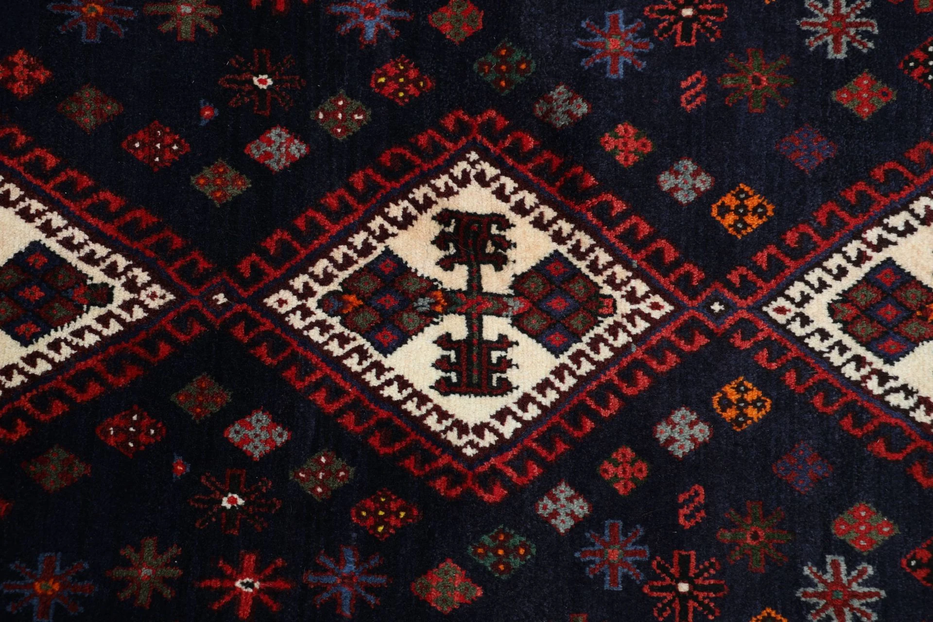 Handgeknüpfter Perserteppich 163 × 230 cm
