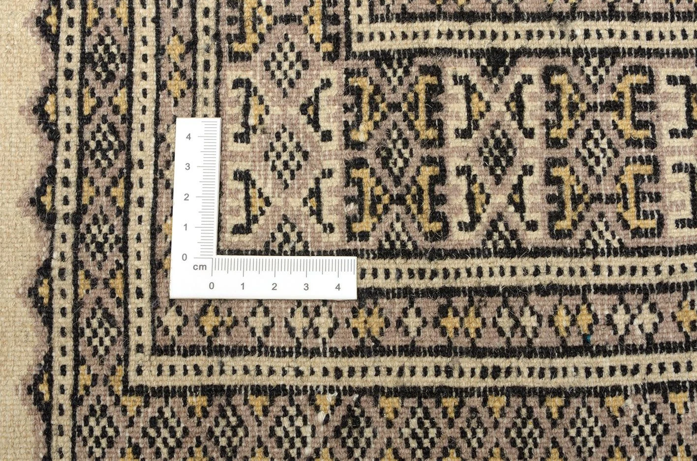 Orientteppich aus Pakistan, 136 × 225 cm